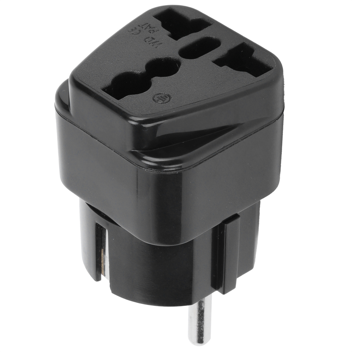 Ein schwarzer Reiseadapter mit drei Löchern und einem Metallstift, schräge Ansicht.