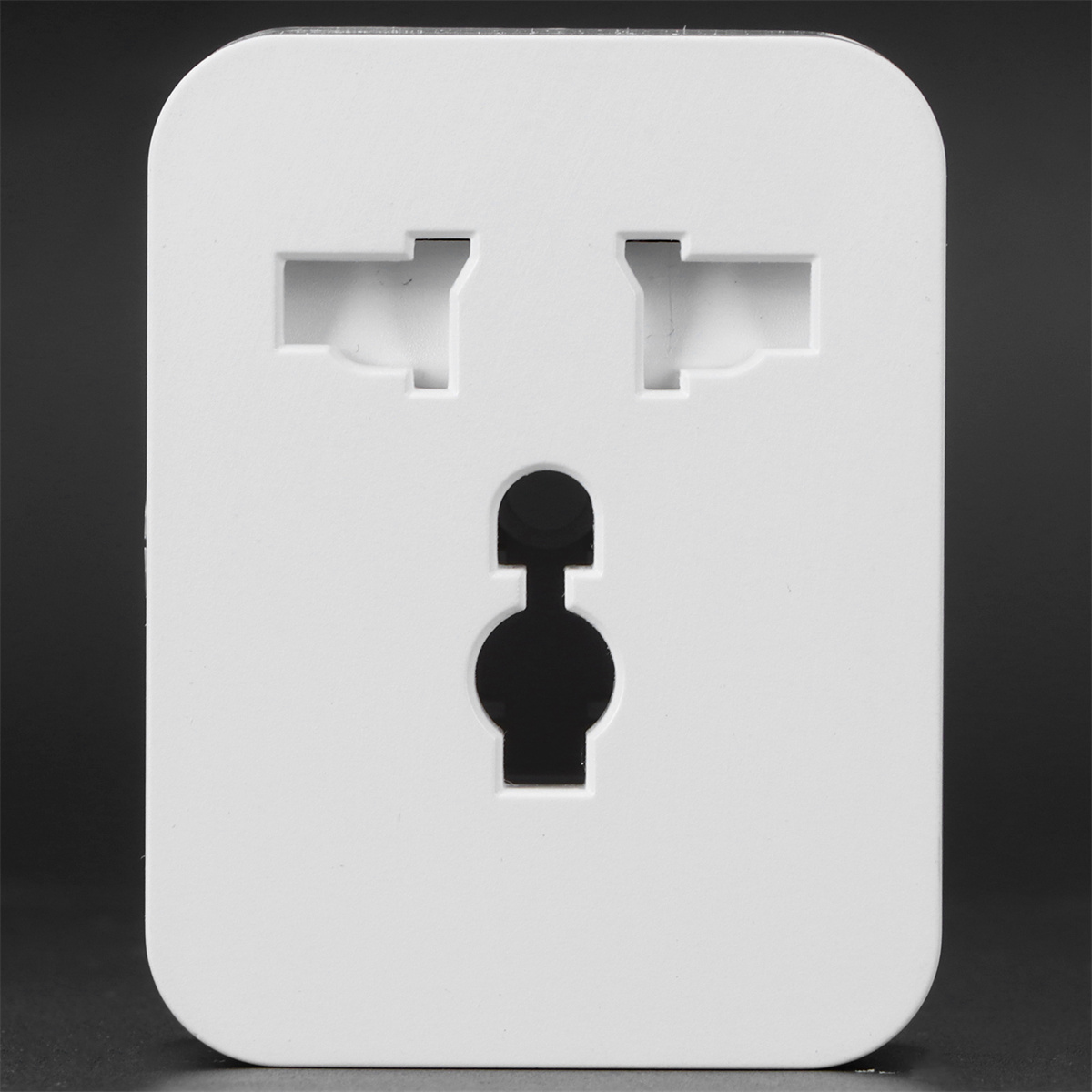 Ein weißer Universal-Netzadapter mit drei Löchern.