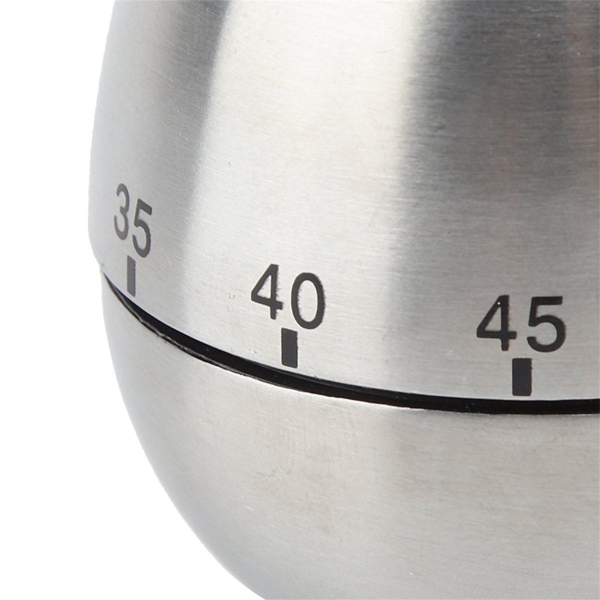 Nahaufnahme eines glänzenden, silbernen Küchentimers mit den Zahlen 35, 40 und 45.