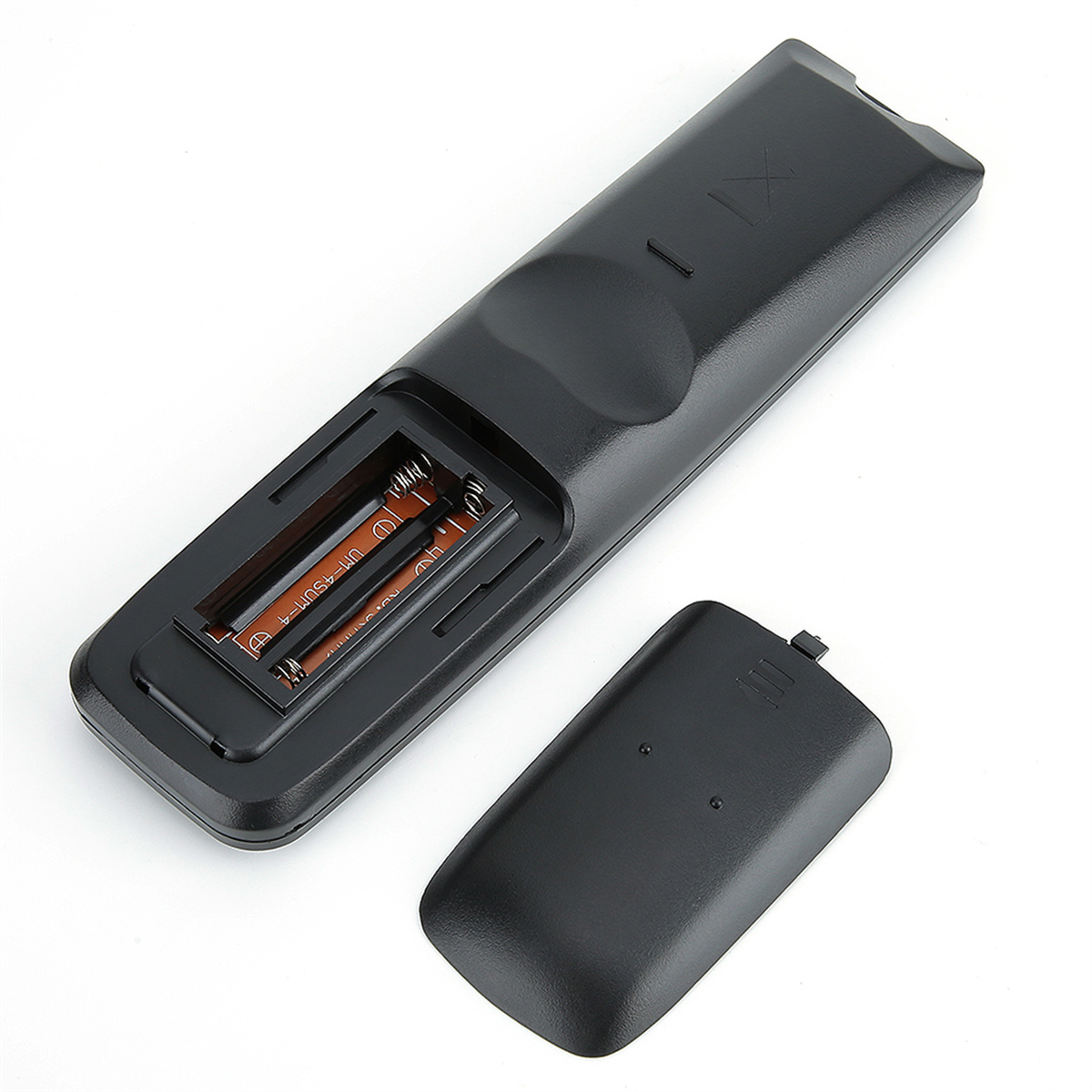 Schwarze Fernbedienung mit offenem Batteriefach und separater Batterieabdeckung.