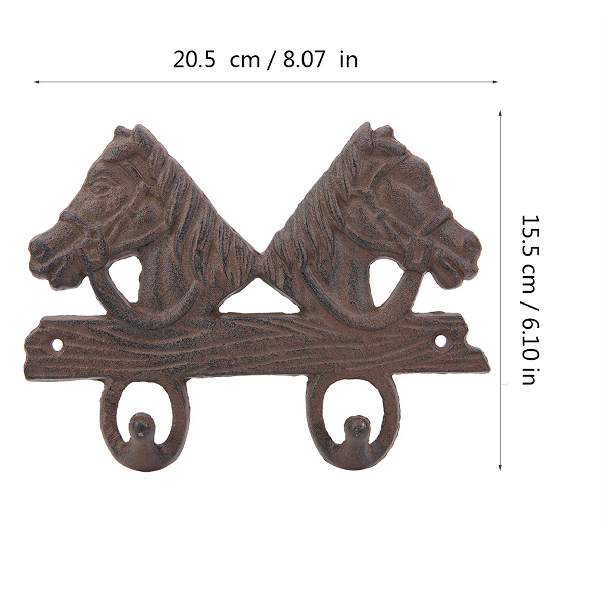 Ein metallisches Wanddekor mit zwei Pferdeköpfen und zwei Haken.