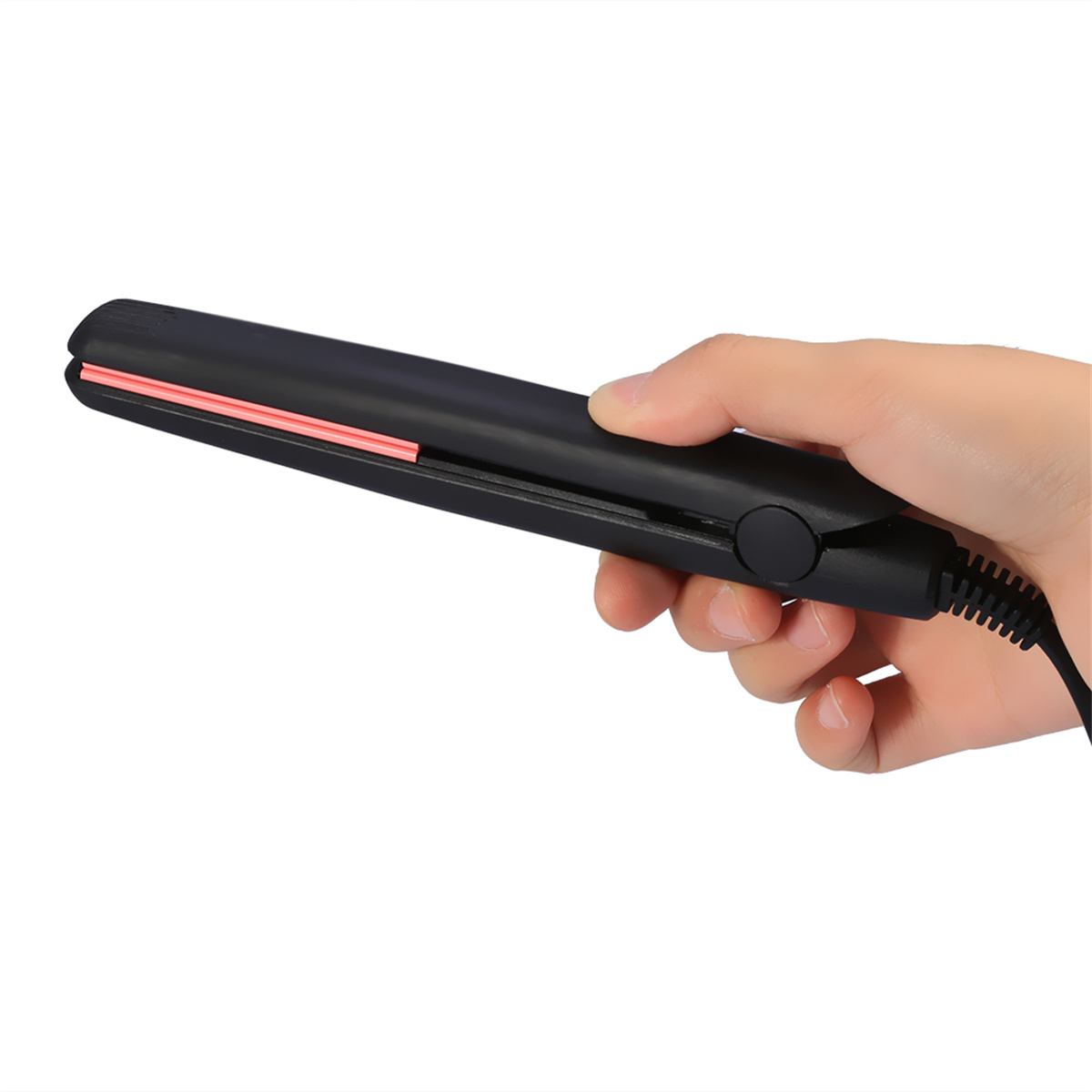 Schwarzer Haarglätter, gehalten von einer Hand. Rotes Heizelement sichtbar. Weißer Hintergrund.