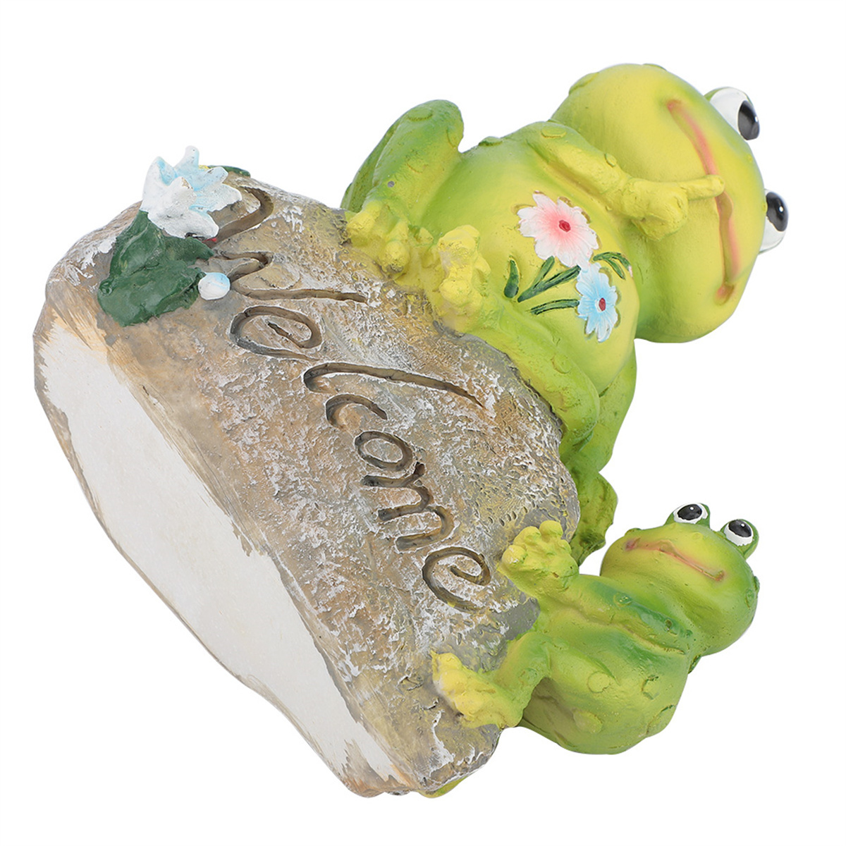 Zwei grüne Froschfiguren auf einem Holzsockel, mit Blumen, ein Frosch oben.