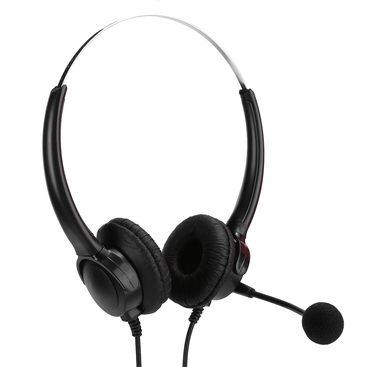 Schwarzes Headset mit Mikrofon. Auf weißem Hintergrund.