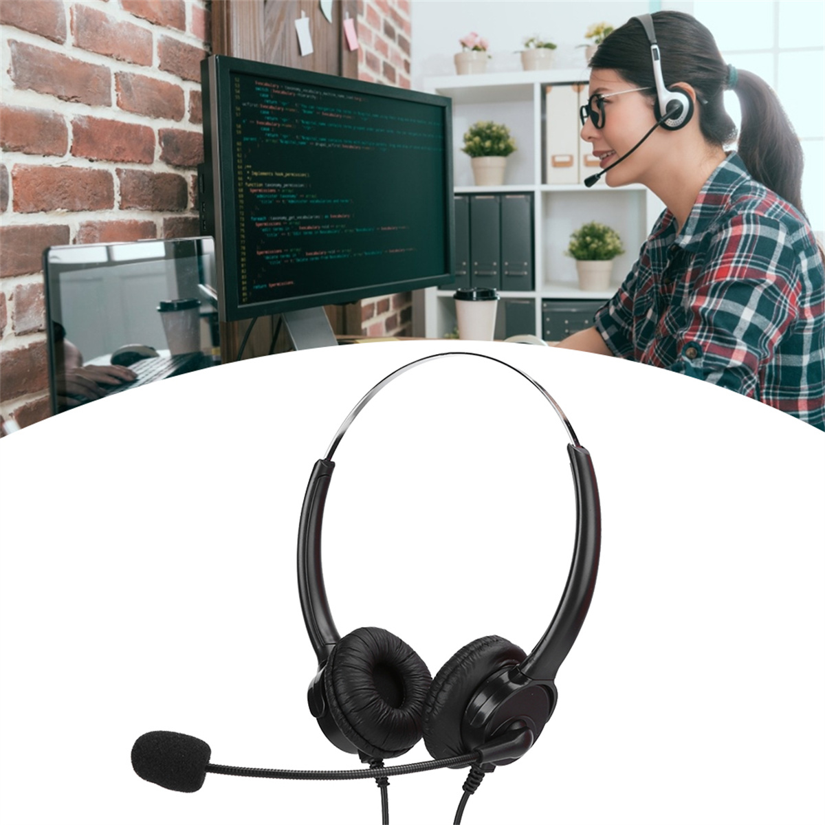 Eine Frau mit Headset arbeitet an einem Computer. Das Headset steht im Fokus.