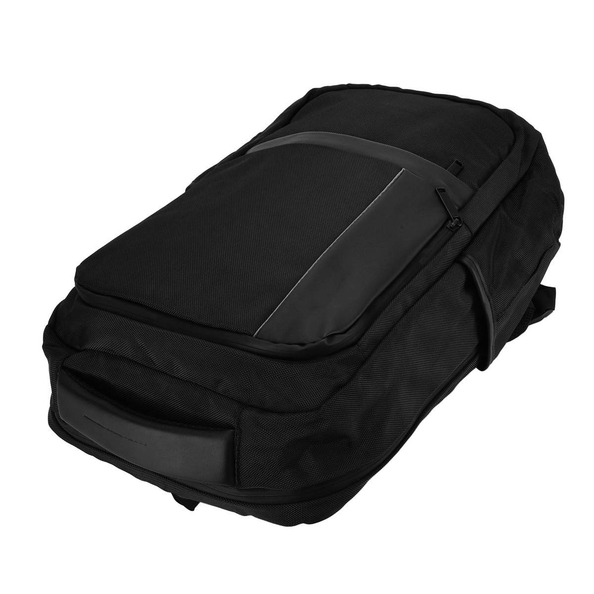 Schwarzer Rucksack mit oberem Fach und Griff. Weißer Hintergrund.