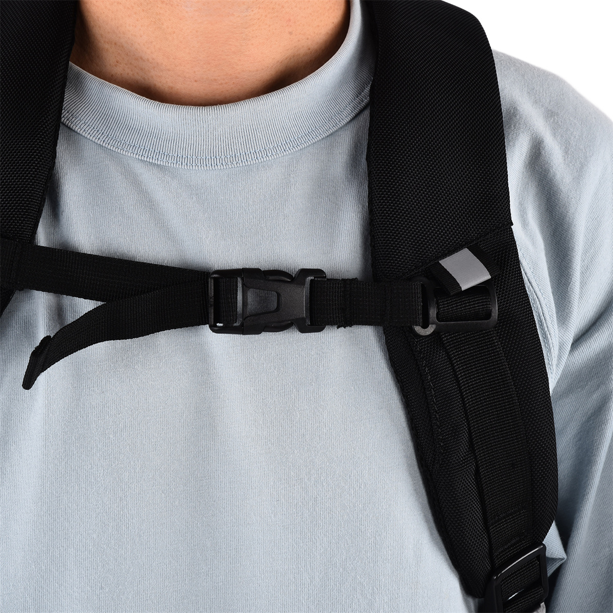 Schwarze Rucksackgurte mit Brustgurtschnallenverschluss und reflektierendem Streifen.