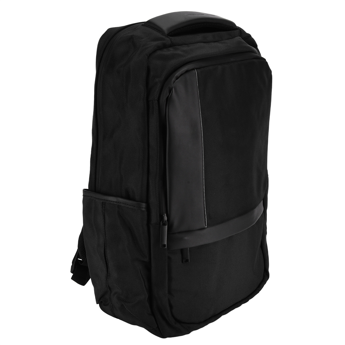 Schwarzer Rucksack mit schwarzer Vordertasche. Weißer Hintergrund.
