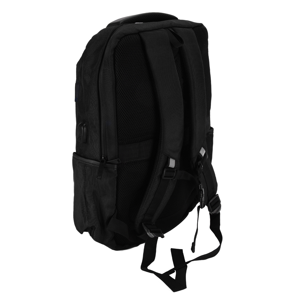 Ein schwarzer Rucksack mit Mesh-Rücken, Riemen und Seitentasche, vor weißem Hintergrund.
