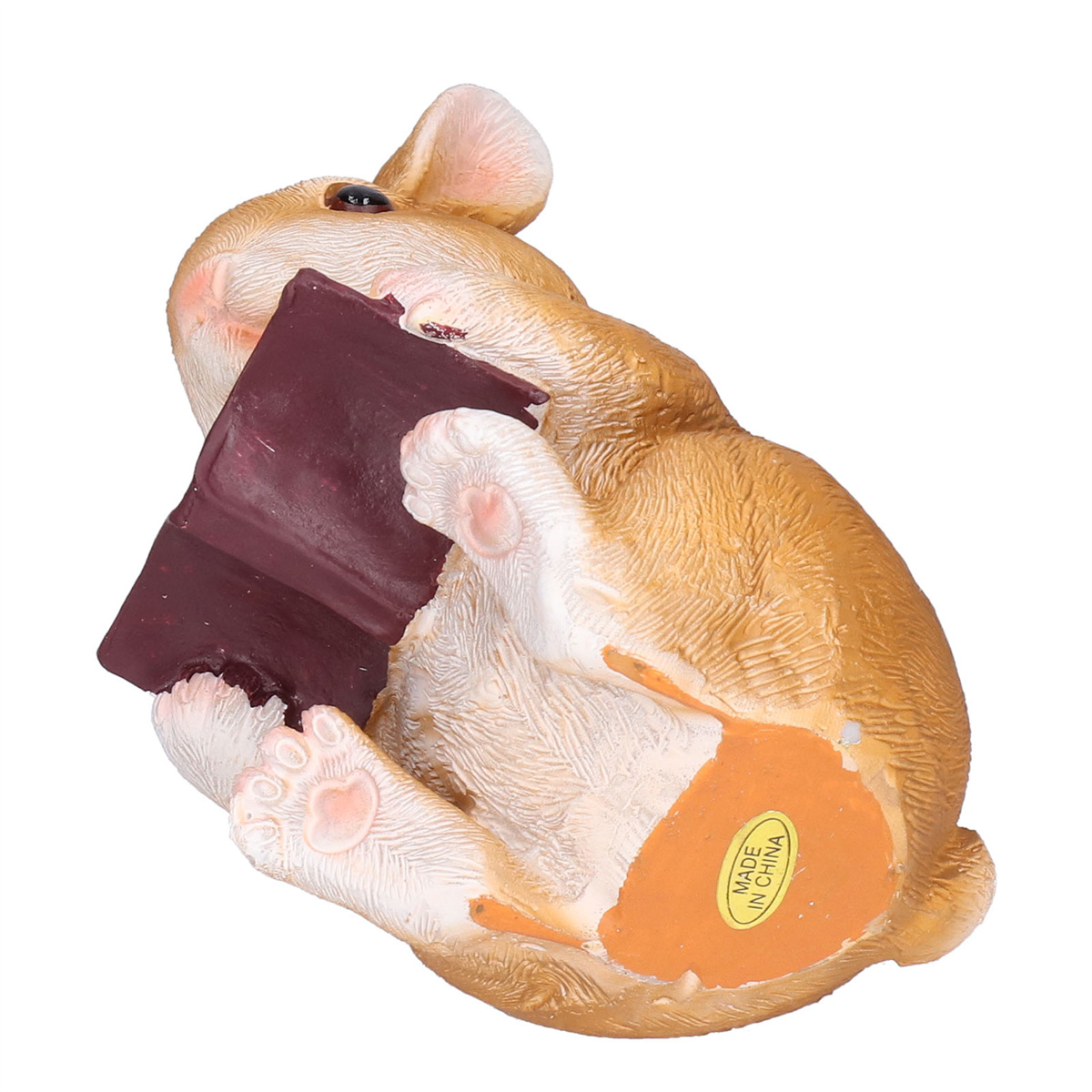 Eine braune Kaninchenfigur, die ein dunkelrotes Buch hält, auf einer weißen Oberfläche.