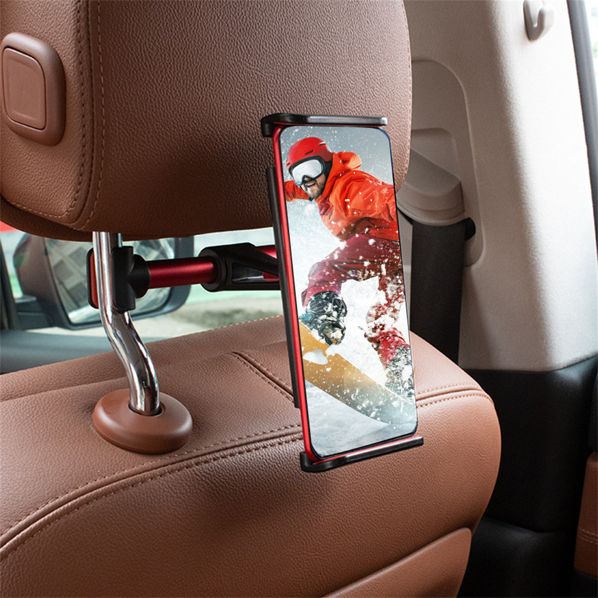 Telefon an einem Autositz befestigt. Der Bildschirm zeigt einen Snowboarder im orangenen Anzug.