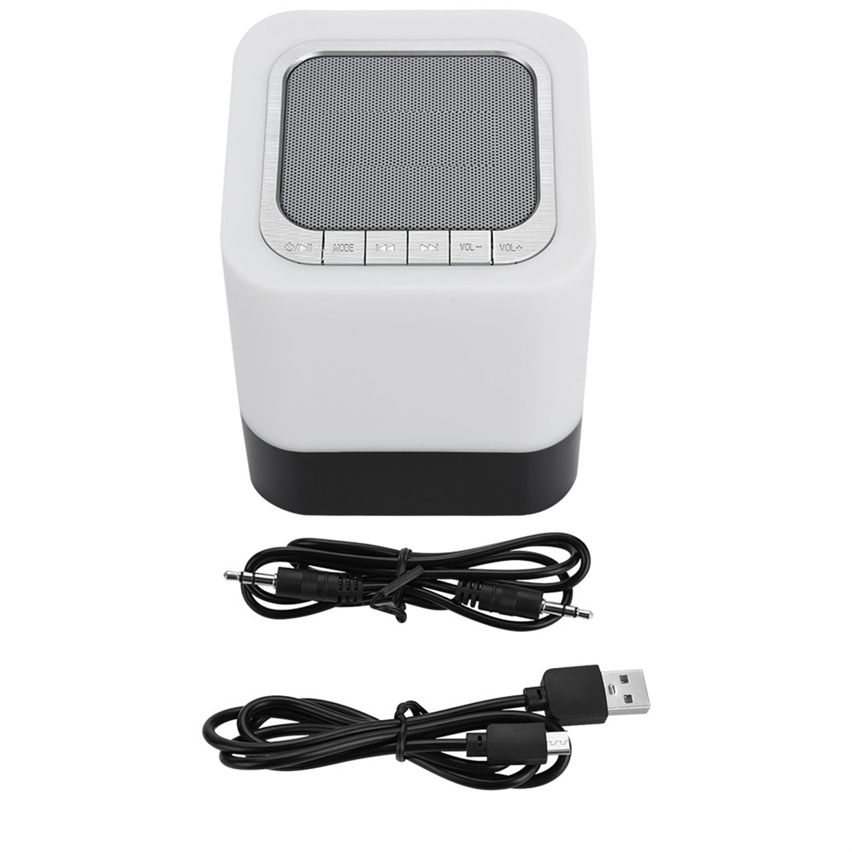 Weißer und schwarzer Lautsprecher mit Knöpfen. Zwei Kabel darunter, eines USB und eines Aux.