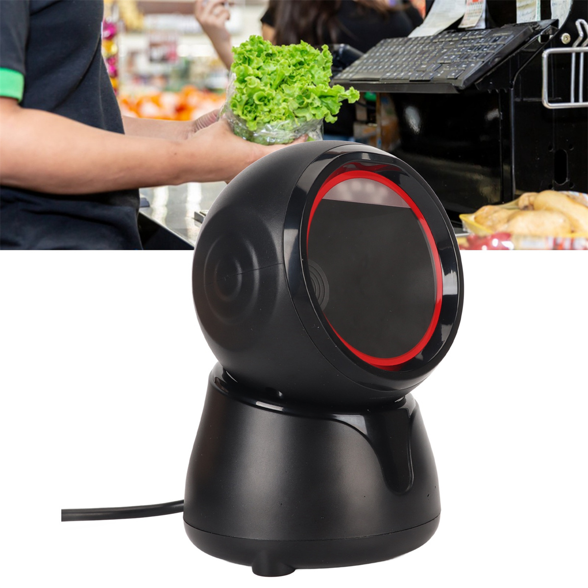 Ein schwarzer Barcode-Scanner mit rotem Kreis an einer Kasse. Eine Person hält Salat.