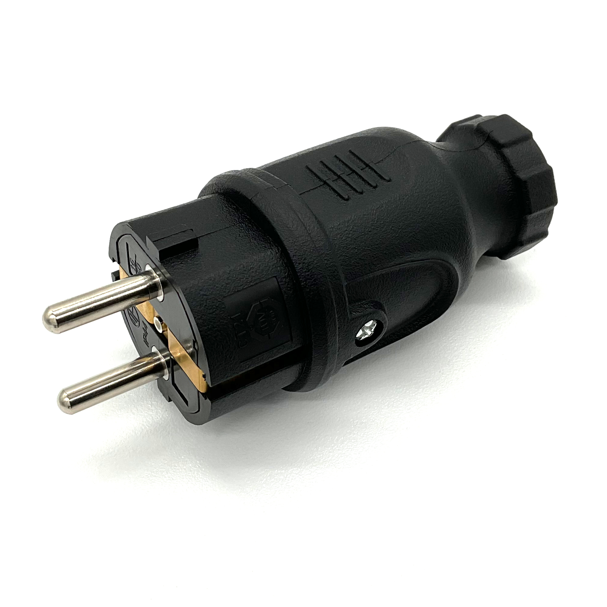 Ein schwarzer Netzstecker mit zwei Metallstiften auf weißer Oberfläche.