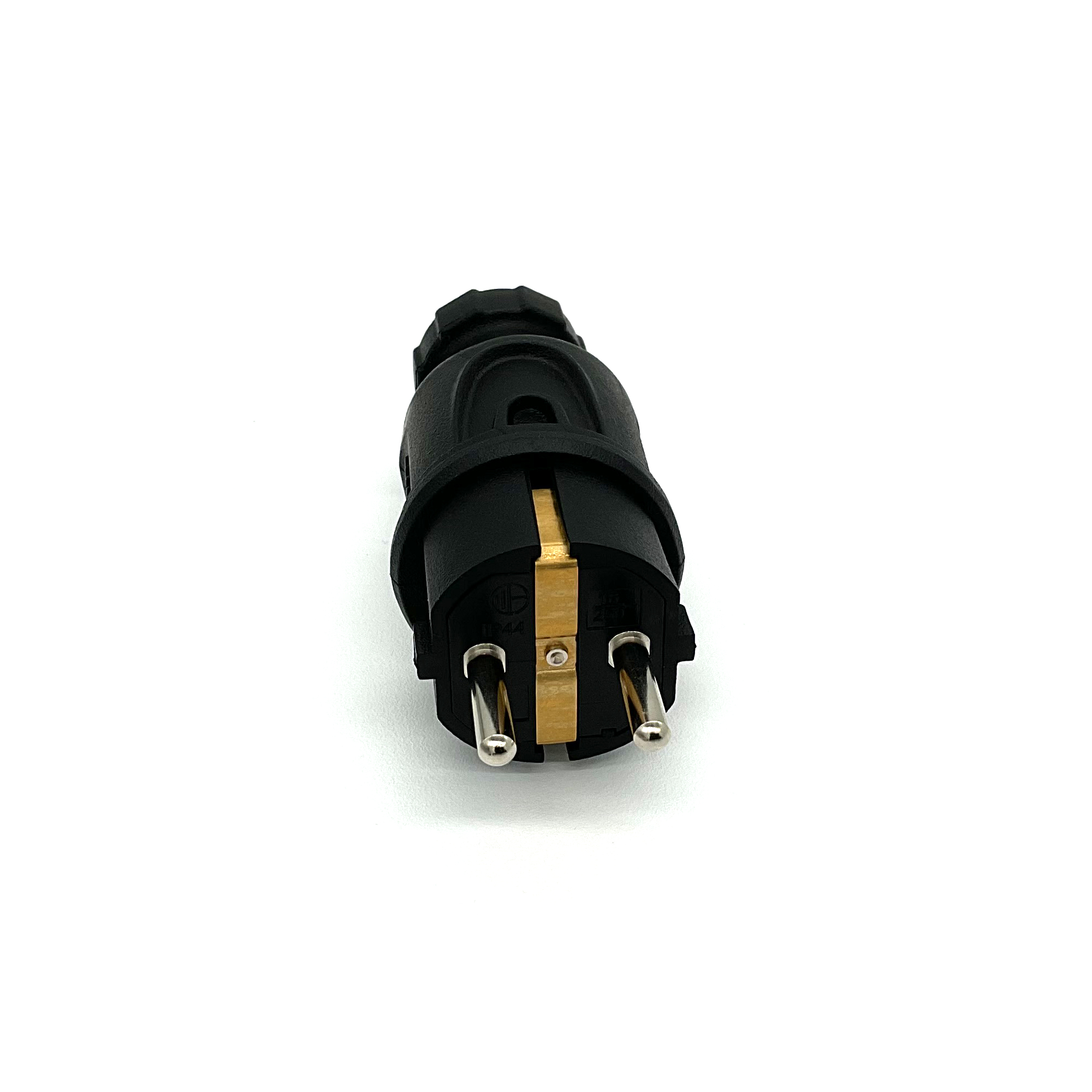 Ein schwarzer Stecker mit drei Stiften. Der Stecker hat einen goldfarbenen Kontakt.