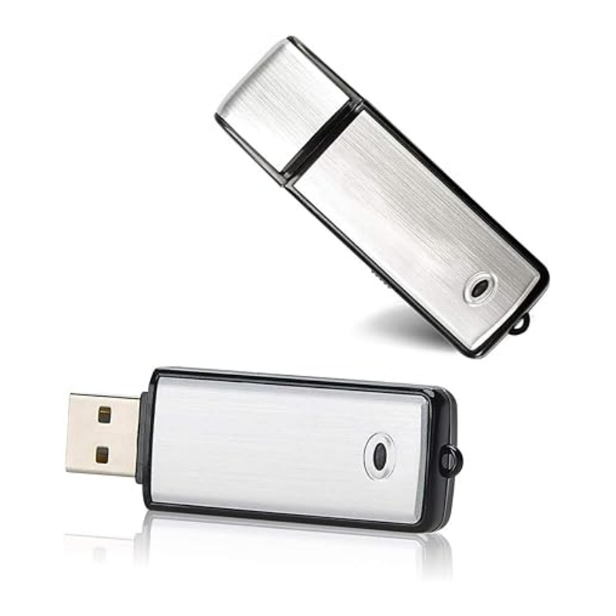 Zwei silberne USB-Sticks. Einer mit Kappe, der andere ohne. Weißer Hintergrund.