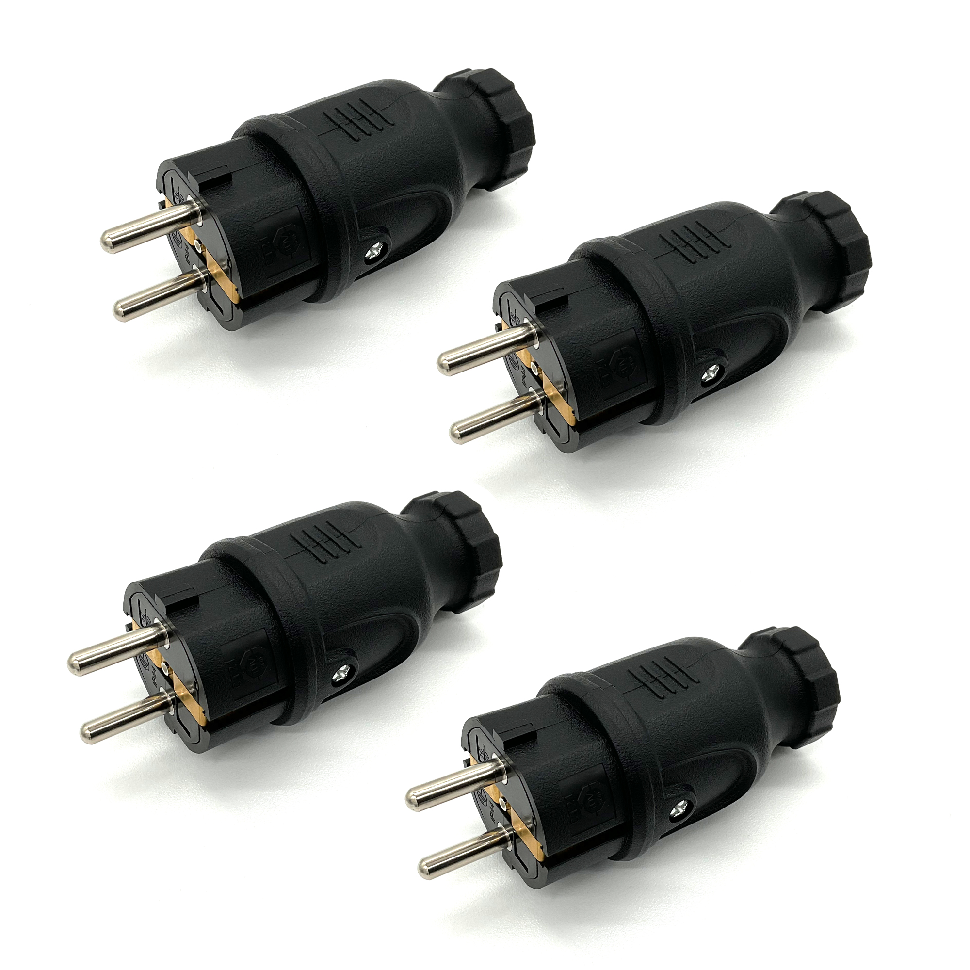 Vier schwarze Netzstecker mit drei Stiften, vor weißem Hintergrund.