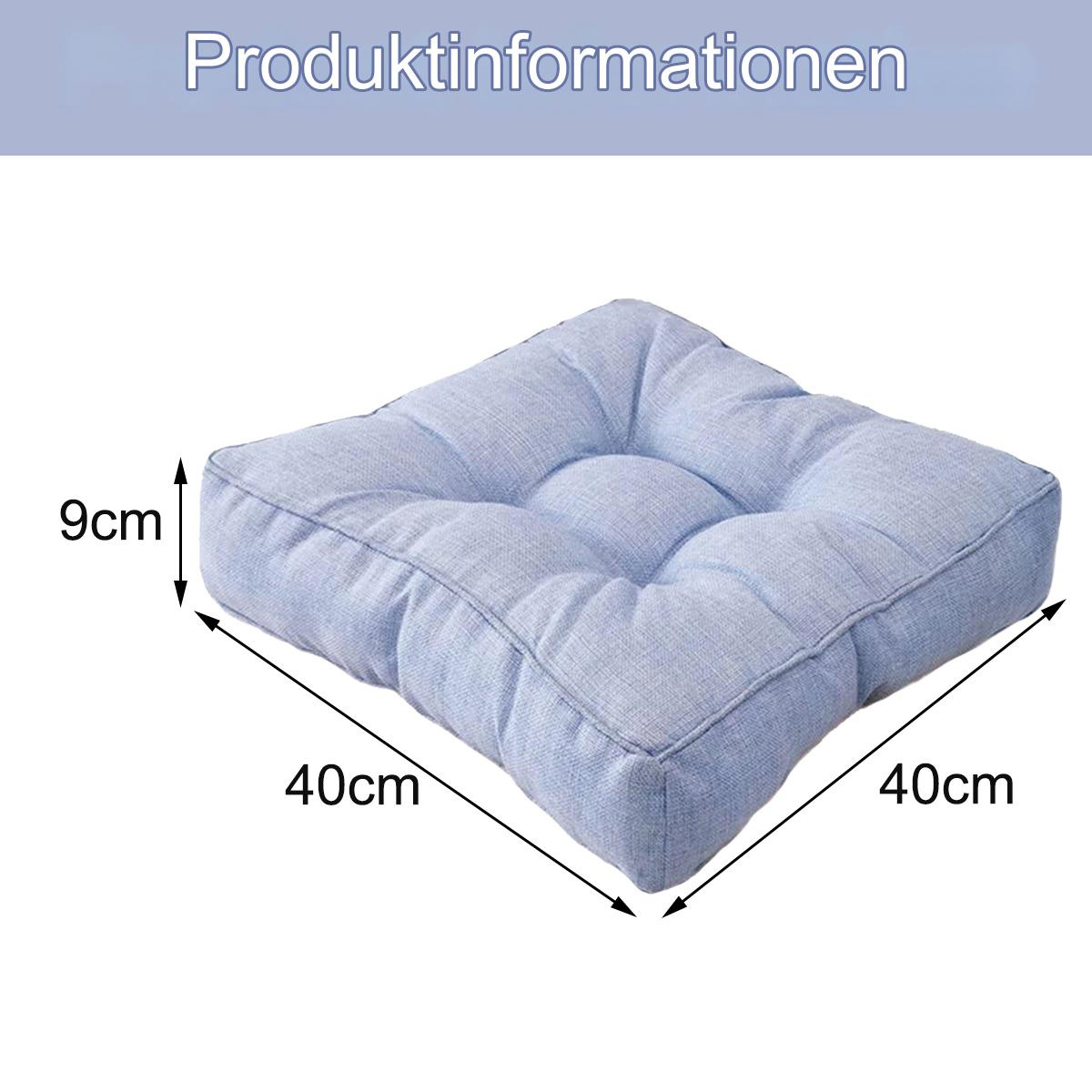 Quadratisches blaues Kissen mit getuftetem Design. Die Abmessungen betragen 40 cm x 40 cm und 9 cm dick.