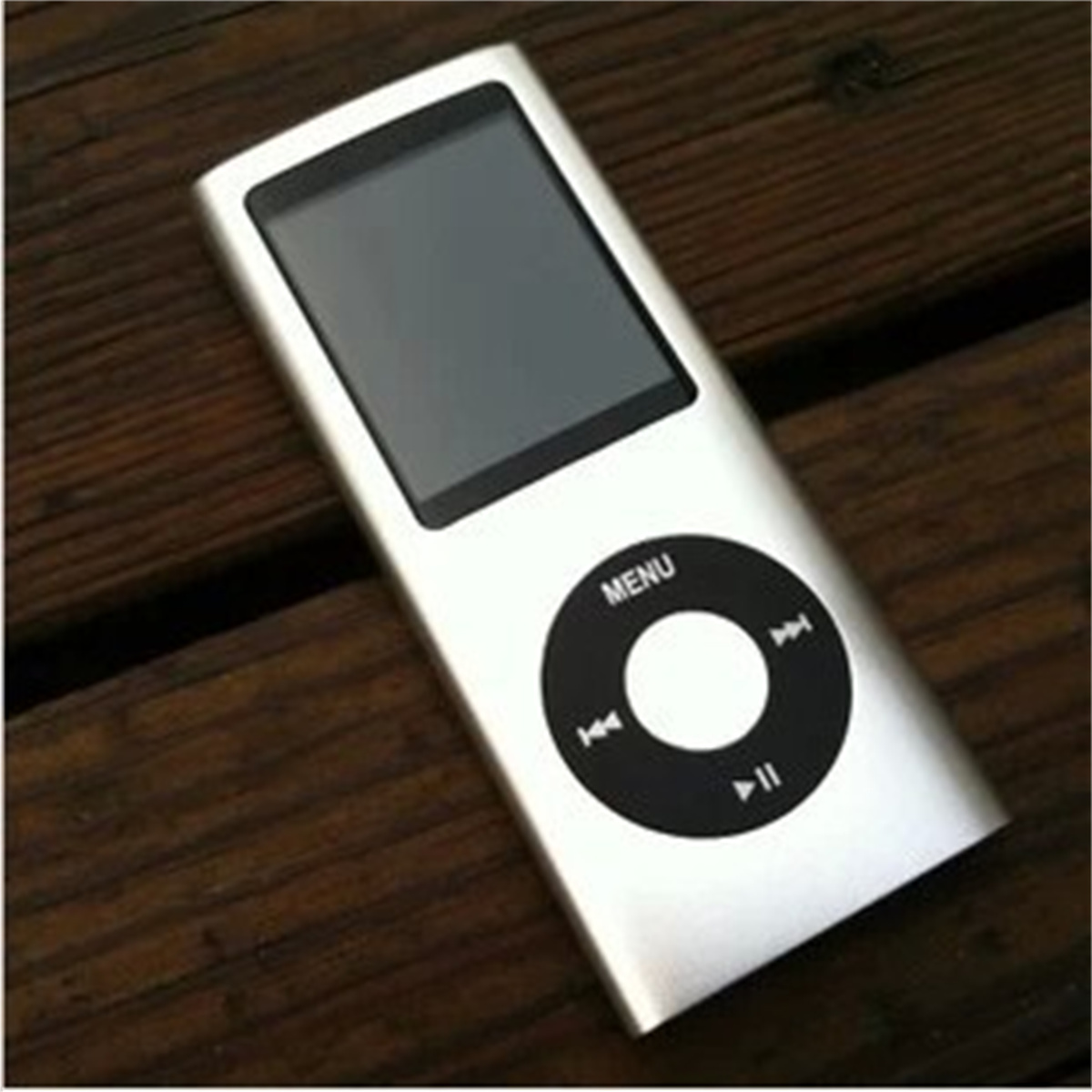 Silberner iPod auf Holzoberfläche. Er hat einen schwarzen Bildschirm und eine kreisförmige Steuerung.