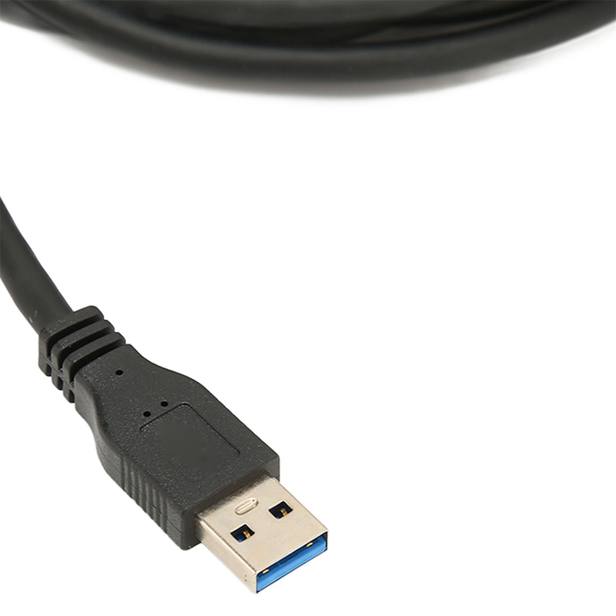 Ein schwarzes USB-Kabel mit einem USB-Anschluss auf weißem Hintergrund.