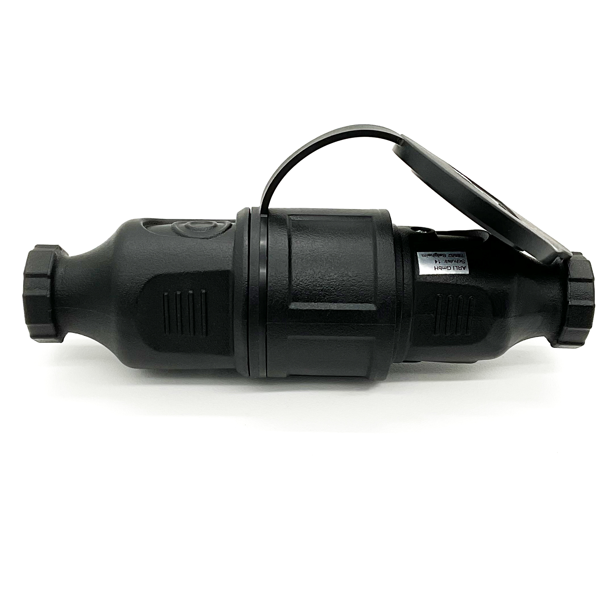 Ein schwarzer elektrischer Stecker mit Deckel. Es befindet sich auf weißem Hintergrund.