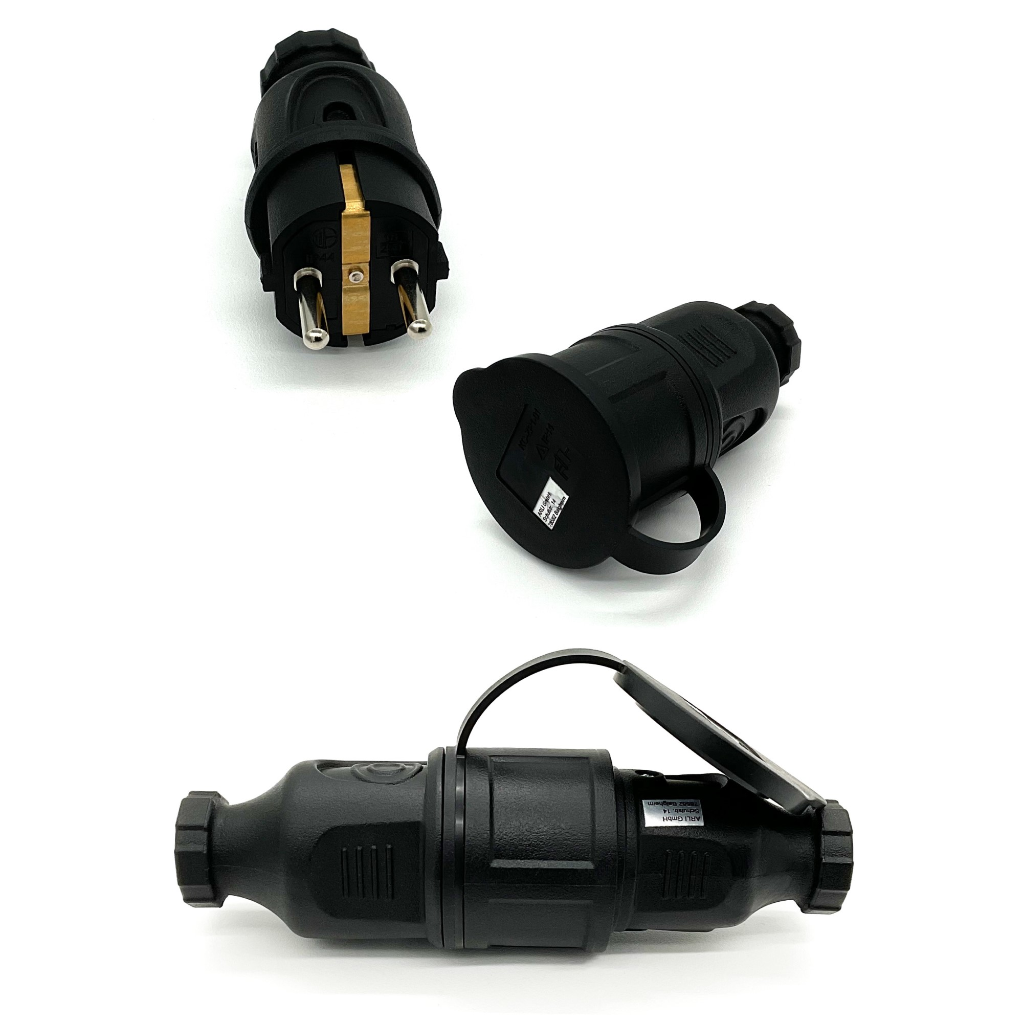 Drei schwarze Stromanschlussstecker, zwei mit Stiften und einer mit geöffnetem Deckel. Weißer Hintergrund.