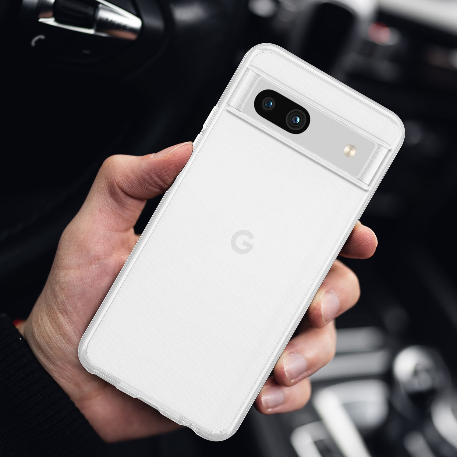 Hand hält ein weißes Telefon in einer transparenten Hülle. Das Telefon ist ein Google Pixel. Die transparente Hülle ist sichtbar.
