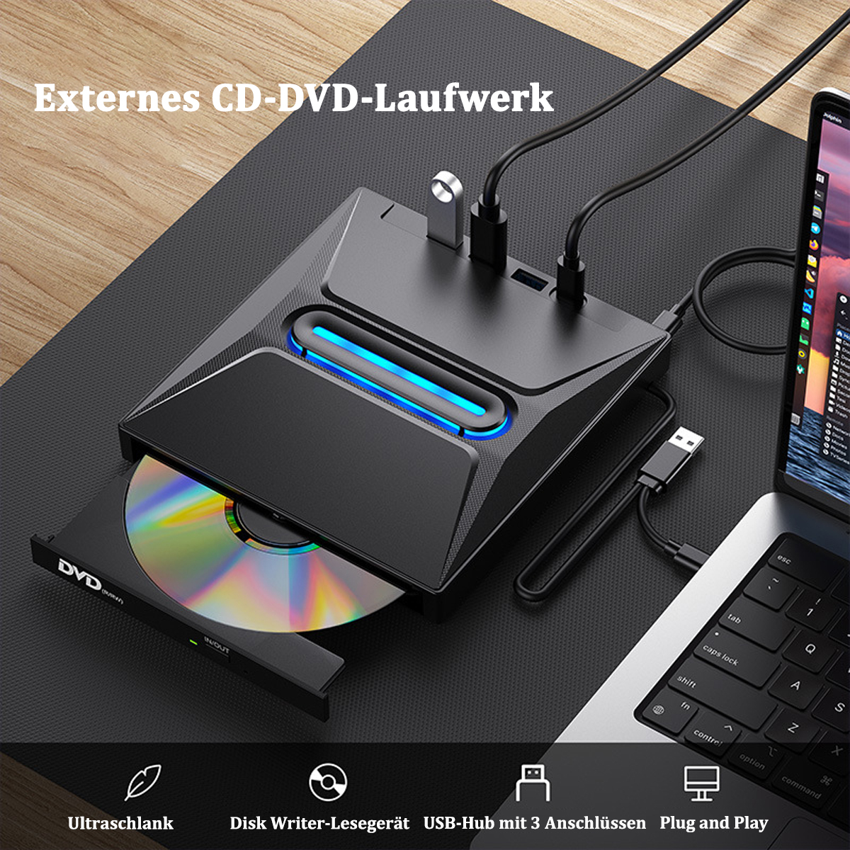 Schwarzes externes CD/DVD-Laufwerk mit einer Disc im Einschub, verbunden mit Laptop.