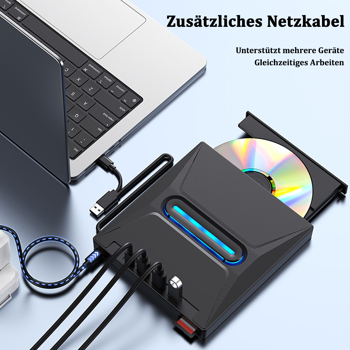 Ein Laptop, der mit einem schwarzen CD/DVD-Laufwerk mit mehreren USB-Anschlüssen und einem Kartenleser verbunden ist.