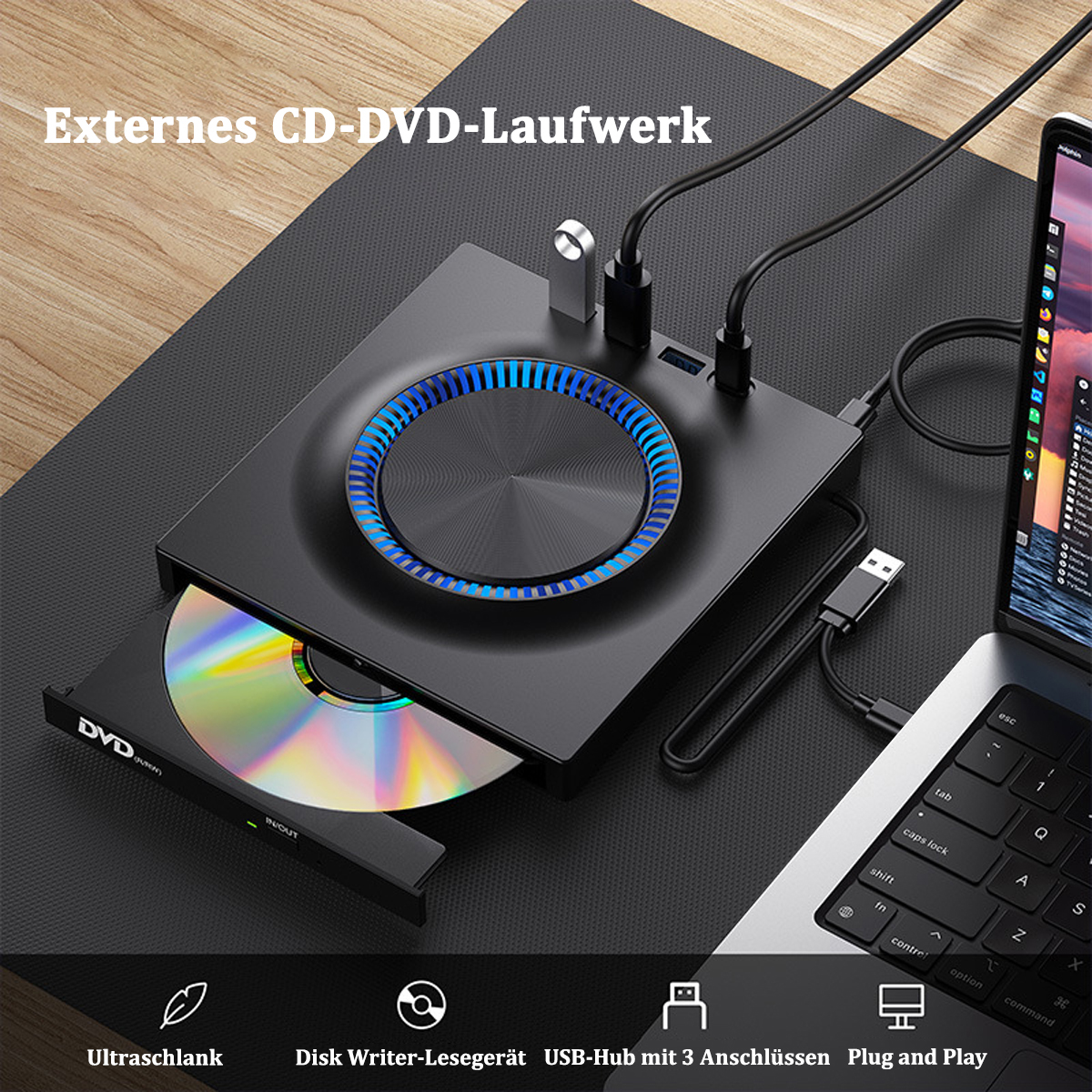 Ein schwarzer DVD-Leser-Schreiber mit einer CD darin. Ein Laptop, Kabel und ein USB-Hub sind ebenfalls vorhanden.