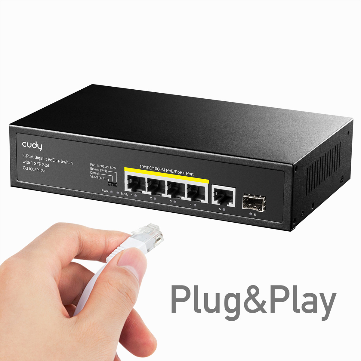 Ręka trzyma biały kabel sieciowy obok czarnego switcha z portami, napis 'Plug&Play'.