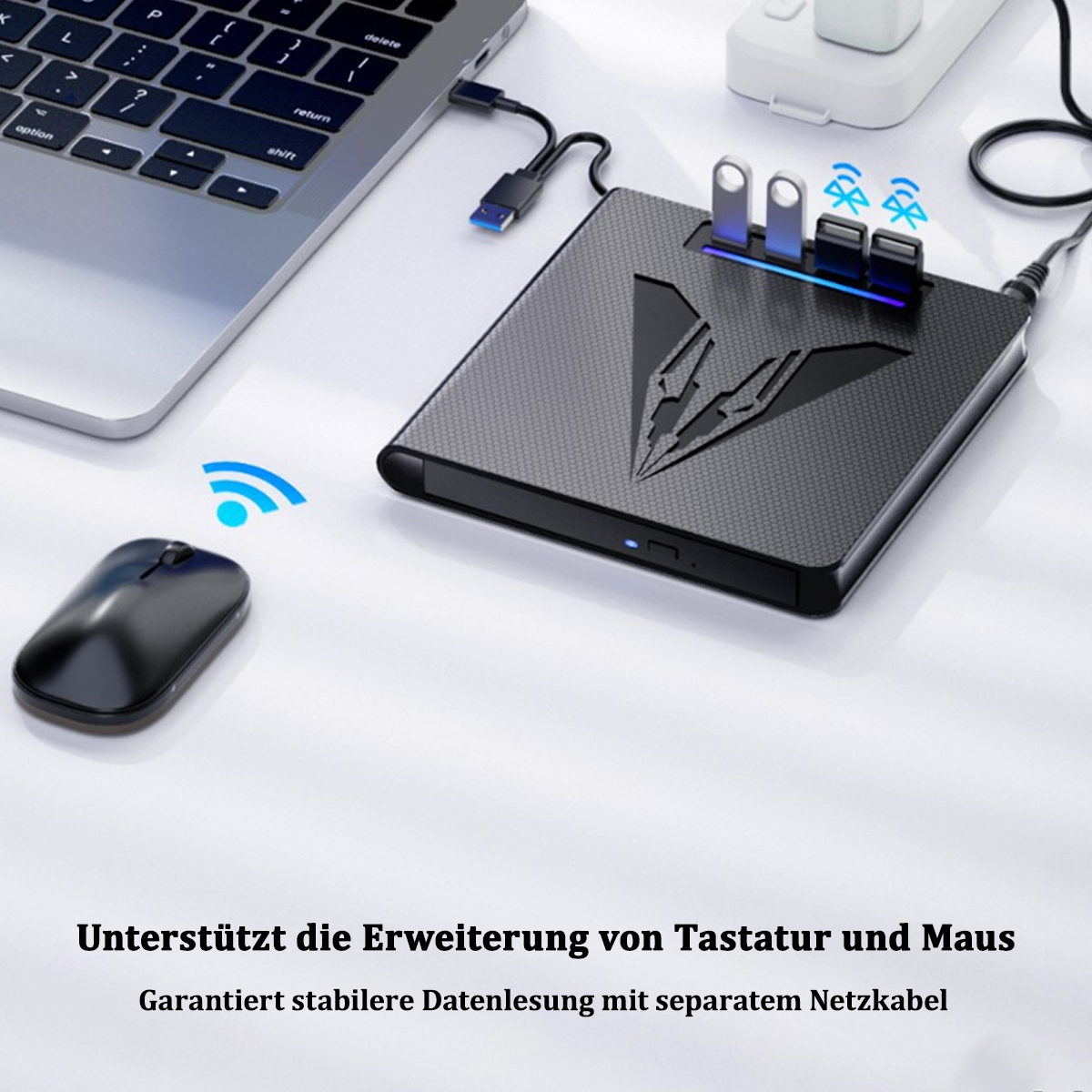 Laptop, schwarzer Hub mit USB-Geräten und kabelloser Maus auf weißem Schreibtisch.