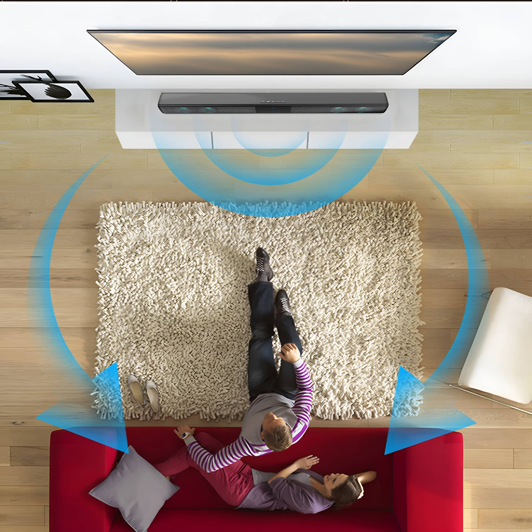 Paar auf rotem Sofa, Lautsprecher darüber. Fernseher oben. Lautsprecher vor dem Paar, auf einem weißen Ständer.