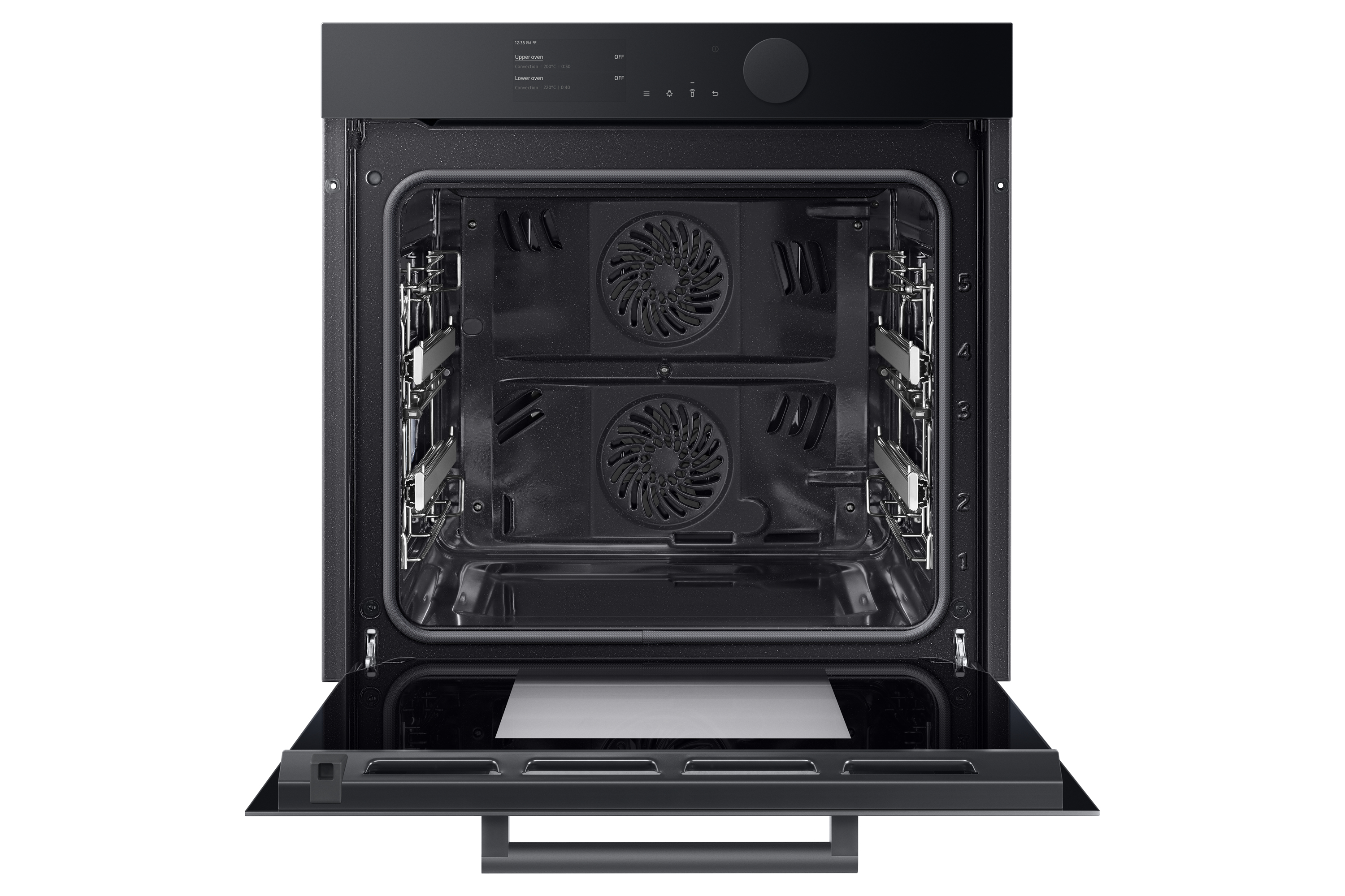 Interno di forno nero aperto, con griglie. Due ventole visibili. Pannello di controllo spento, con display.
