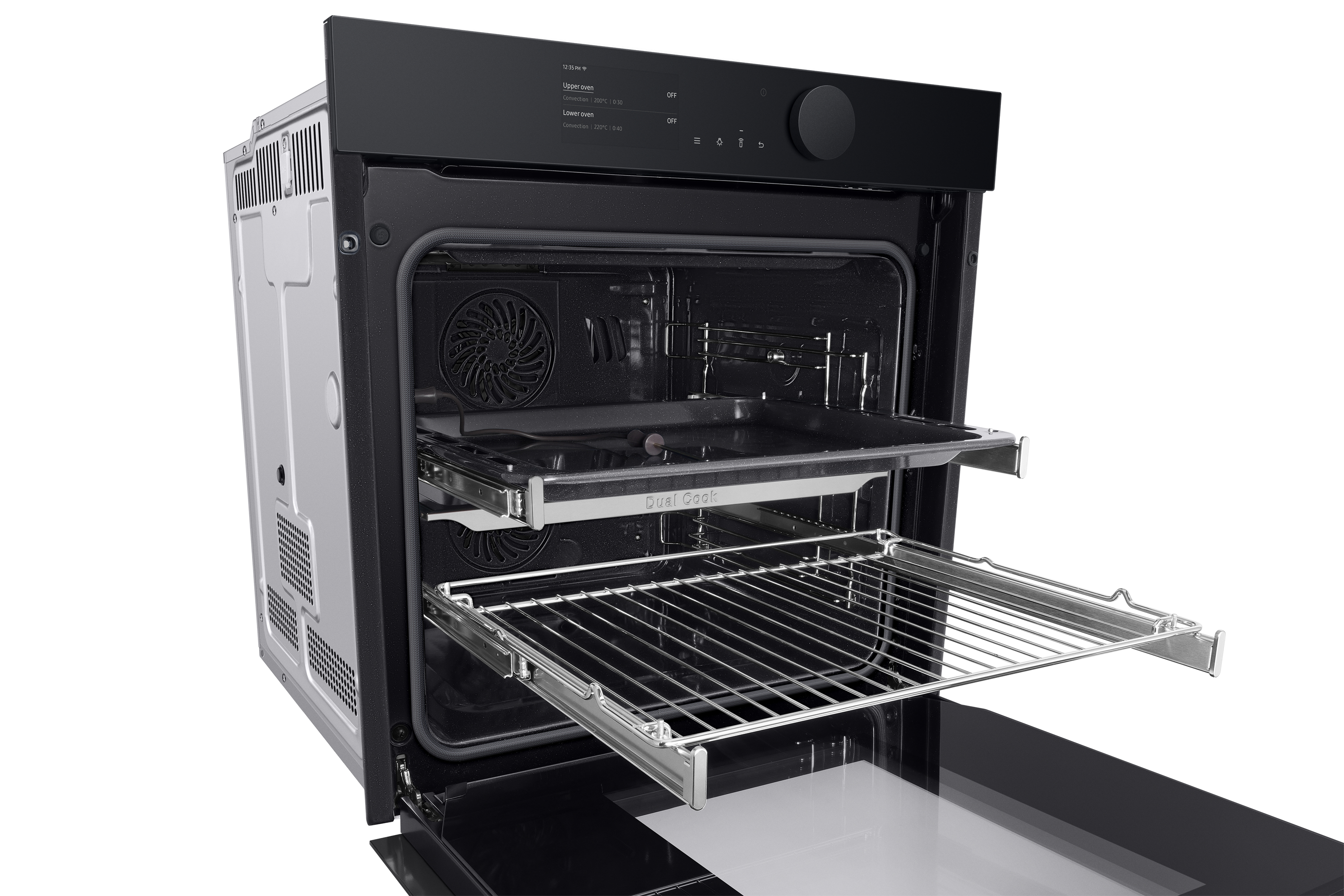 Un forno nero aperto con due vassoi e una griglia, su sfondo bianco.
