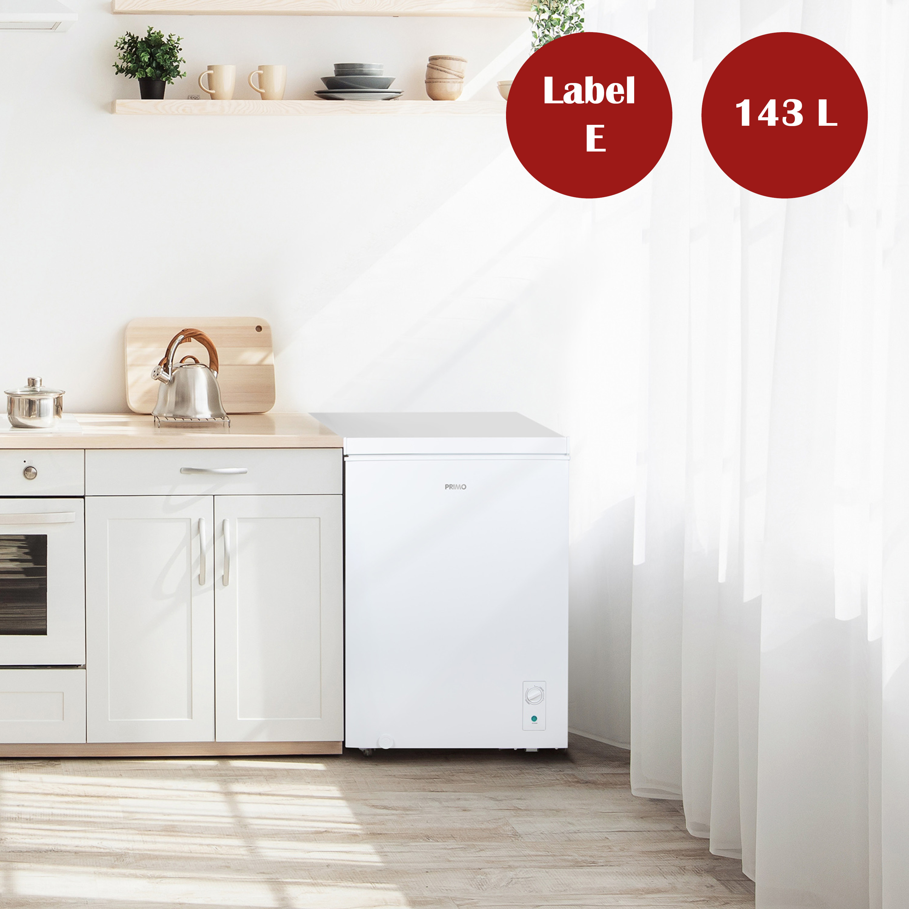Un congélateur blanc dans une cuisine, avec des étiquettes indiquant sa taille.