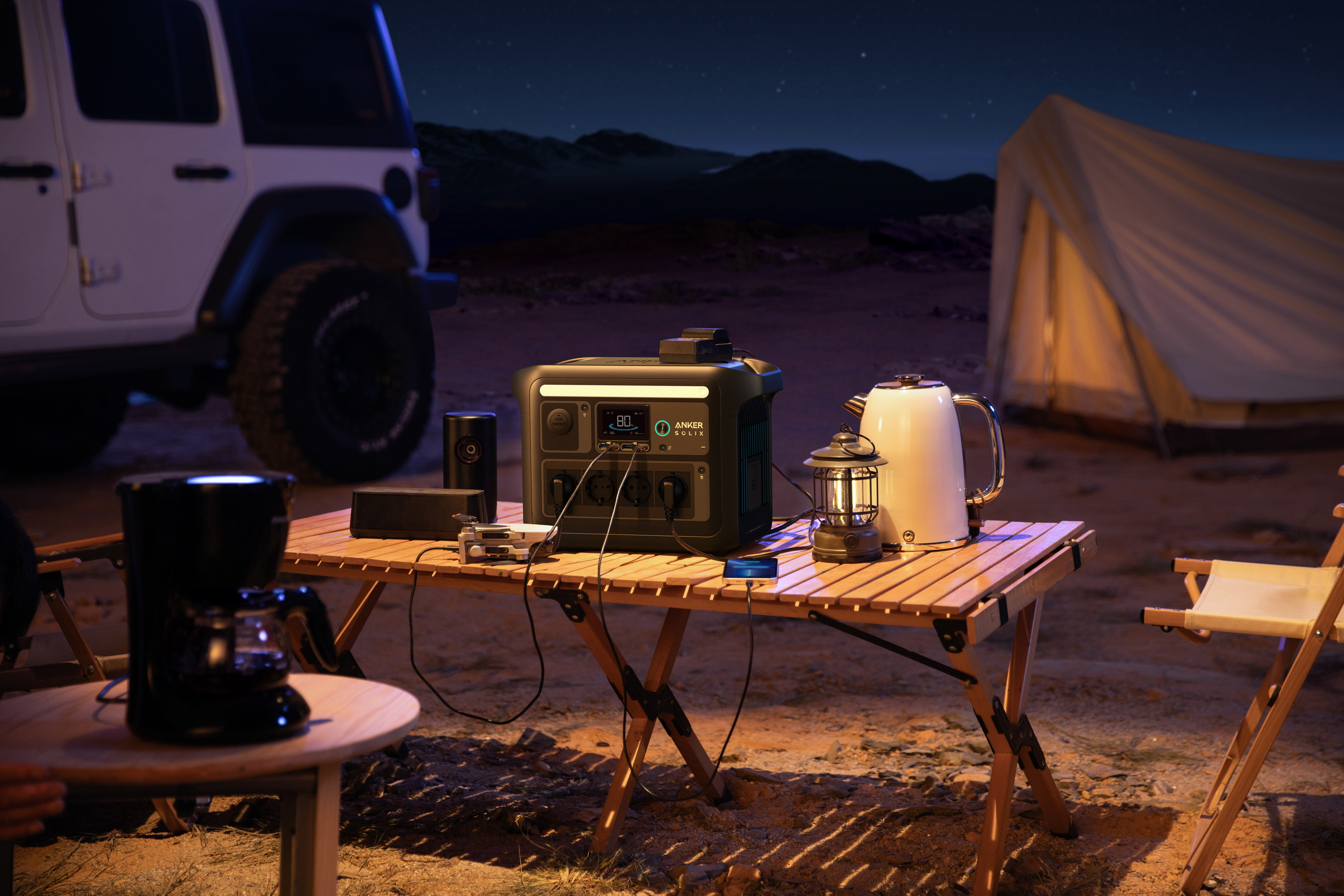 Scena kempingowa z jeepem, namiotem, stolikiem z kawą, latarnią i elektrownią nocą.