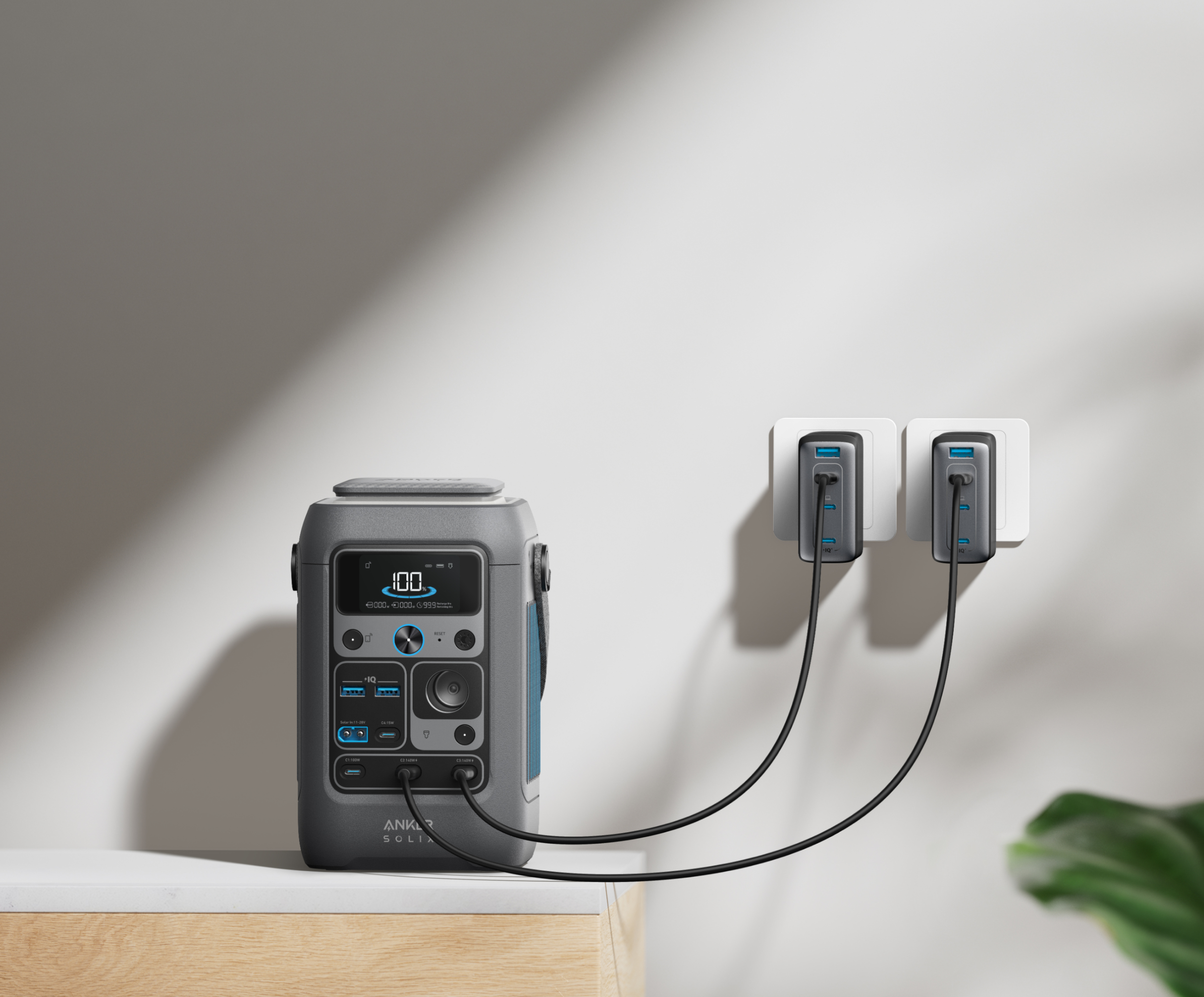 Przenośna stacja zasilania w trakcie ładowania, podłączona do gniazdek.