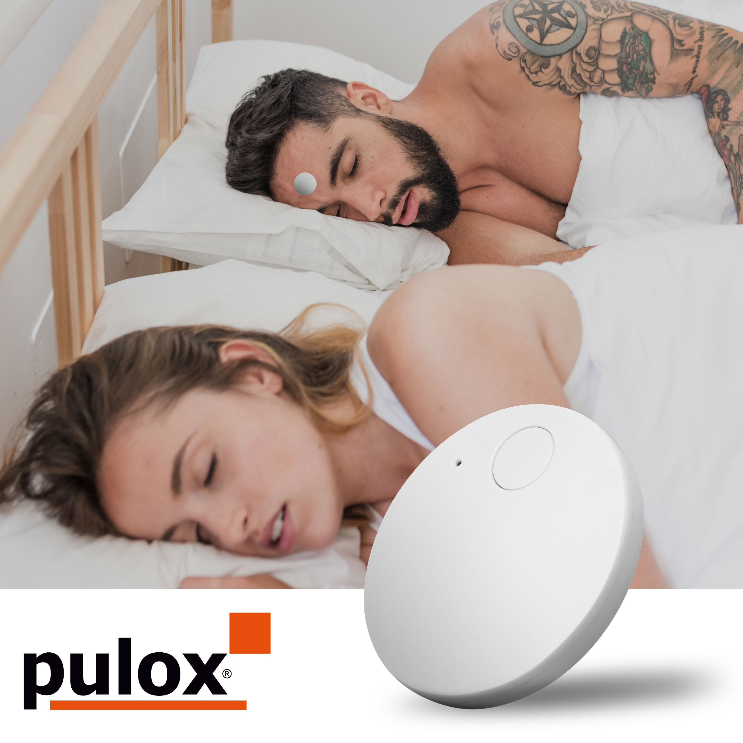 Zwei schlafende Menschen im Bett, ein Gerät auf der Stirn. Ein weißes Pulox-Gerät ist zu sehen.