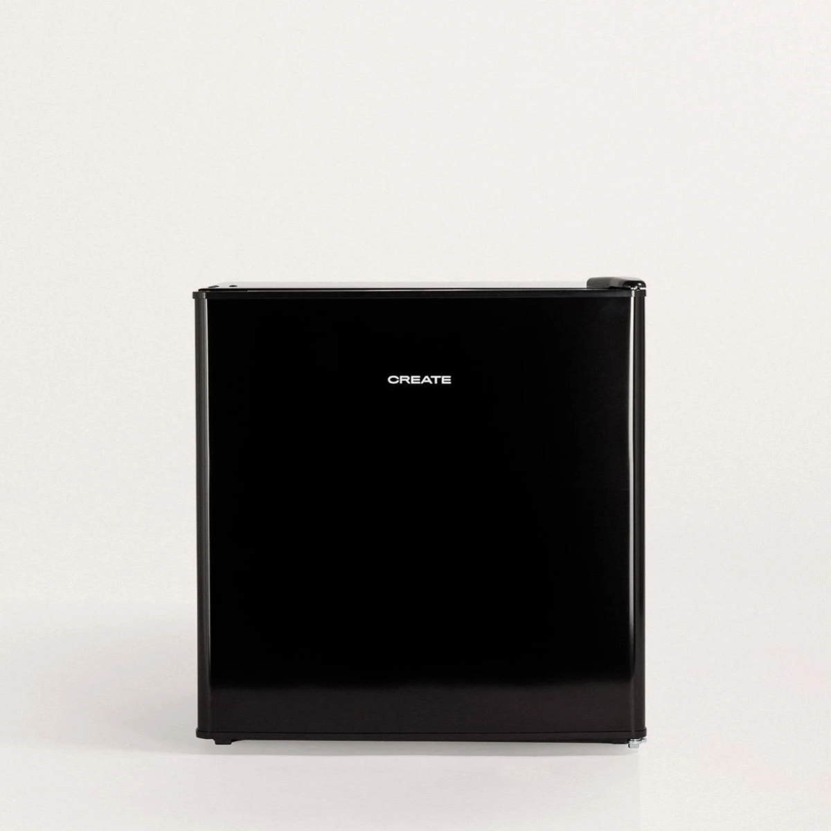 Un pequeño refrigerador CREATE negro con un diseño limpio y minimalista.
