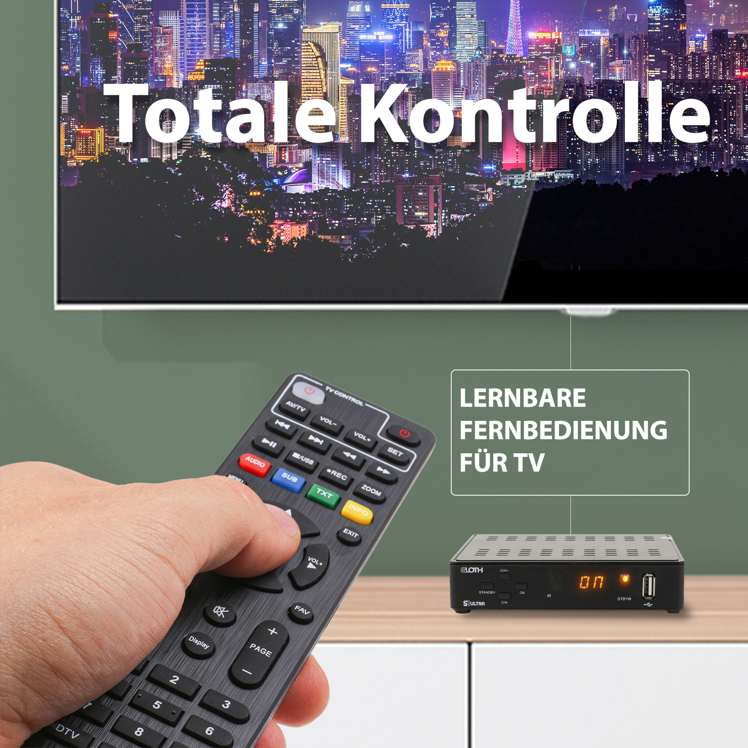 Eine Hand hält eine Fernbedienung. Ein schwarzer TV-Receiver und Fernseher im Hintergrund.
