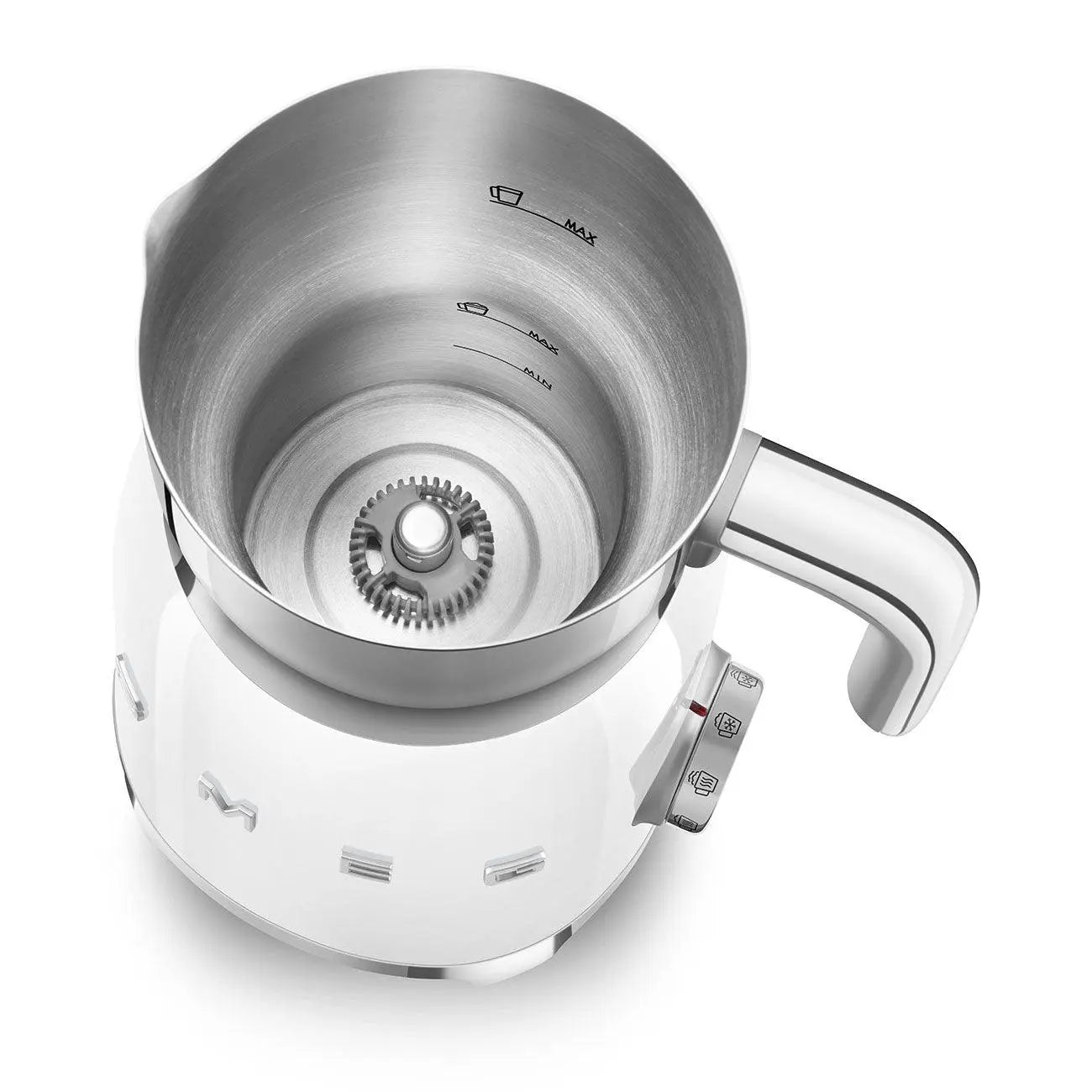 Biały i srebrny spieniacz do mleka z uchwytem, pokrywką i przyciskami. Wewnątrz element przypominający koło zębate.