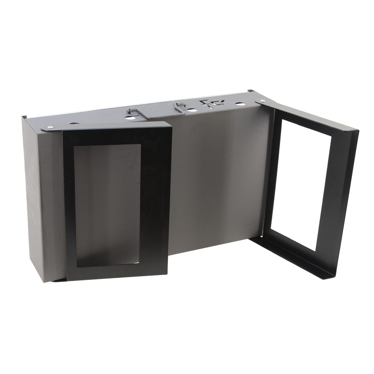 Caja metálica, con dos aberturas rectangulares y un marco negro. Fondo blanco.