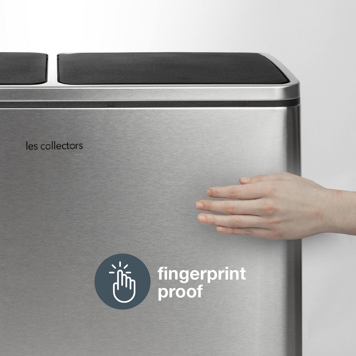 Ein Mülleimer aus Edelstahl, eine Hand berührt ihn. Text sagt 'fingerabdrucksicher'.