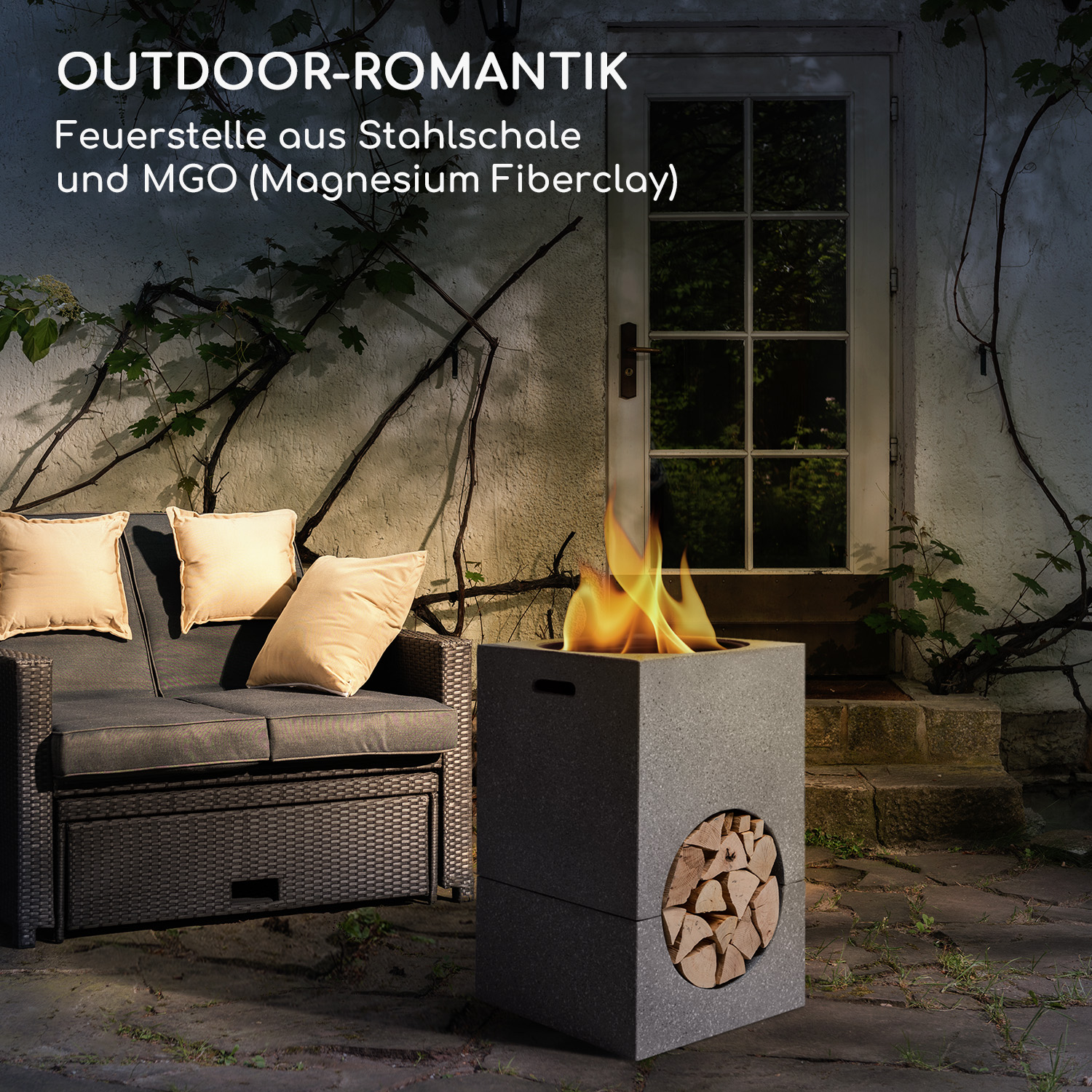 Außenszene mit einem grauen Steinkamin, Flammen, Sofa und einer Tür.