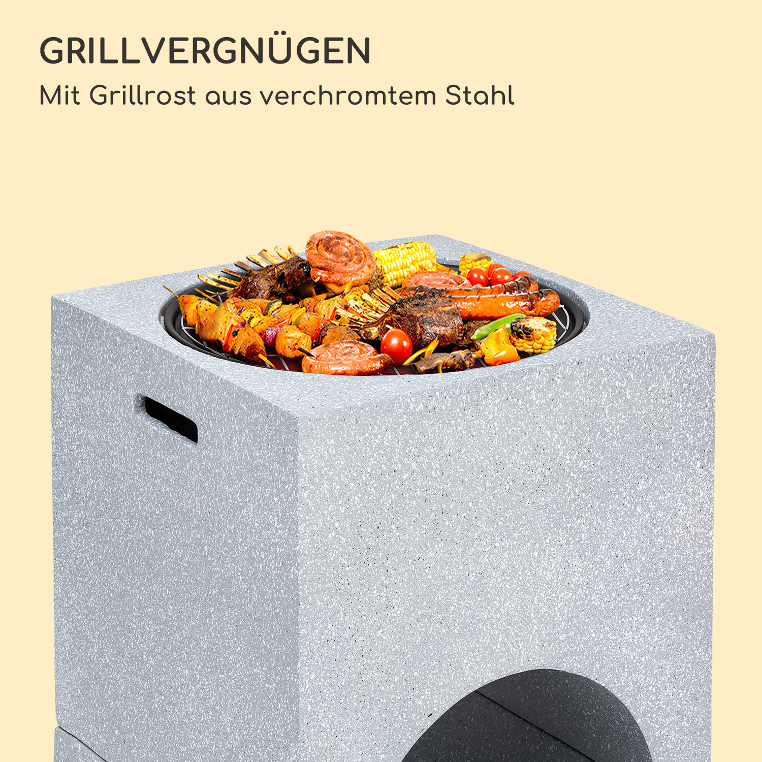Außengrill mit Essen oben drauf, in einer blockförmigen Steinstruktur. Beiger Hintergrund.