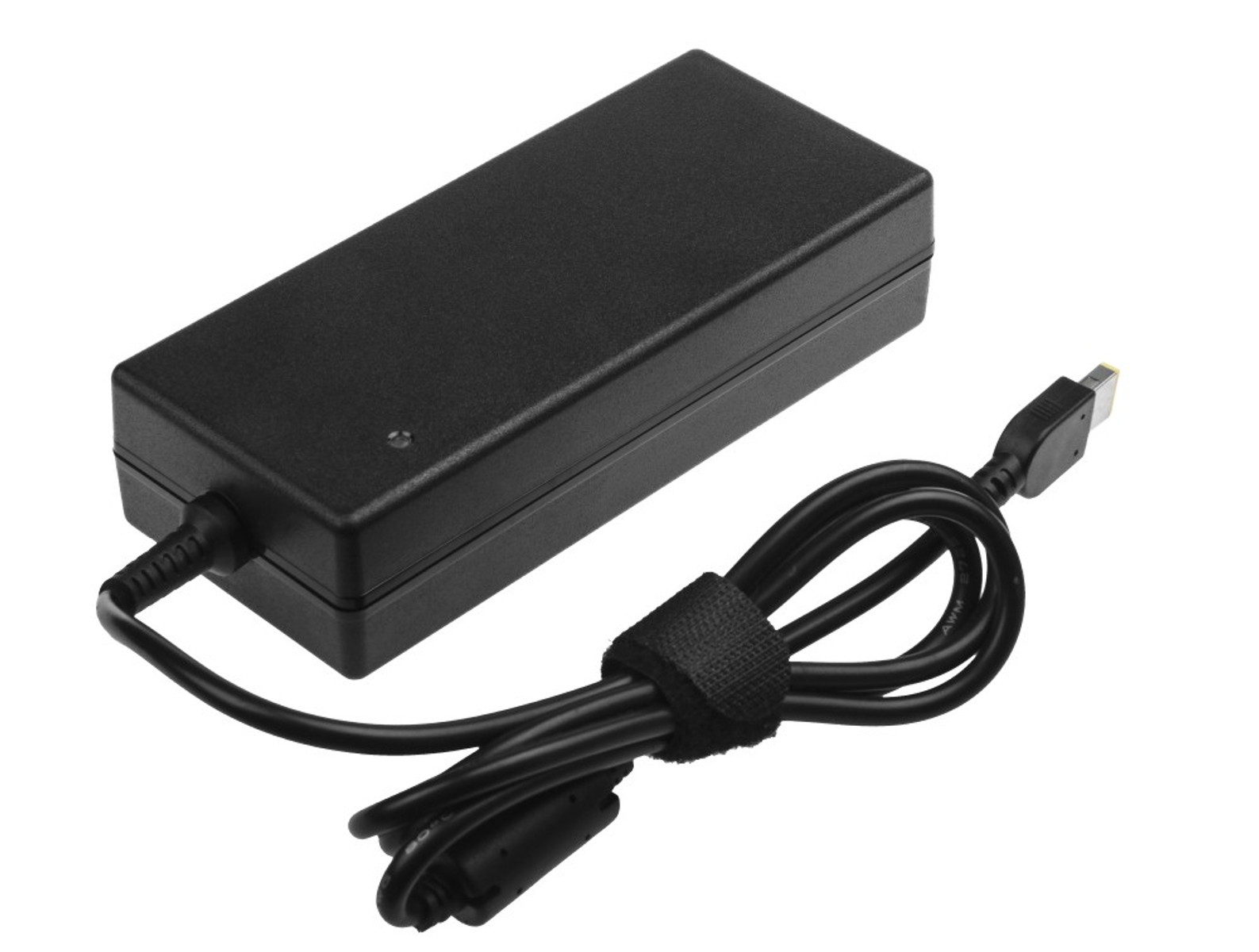 Un adattatore di alimentazione nero per laptop con cavo e connettore, su sfondo bianco.