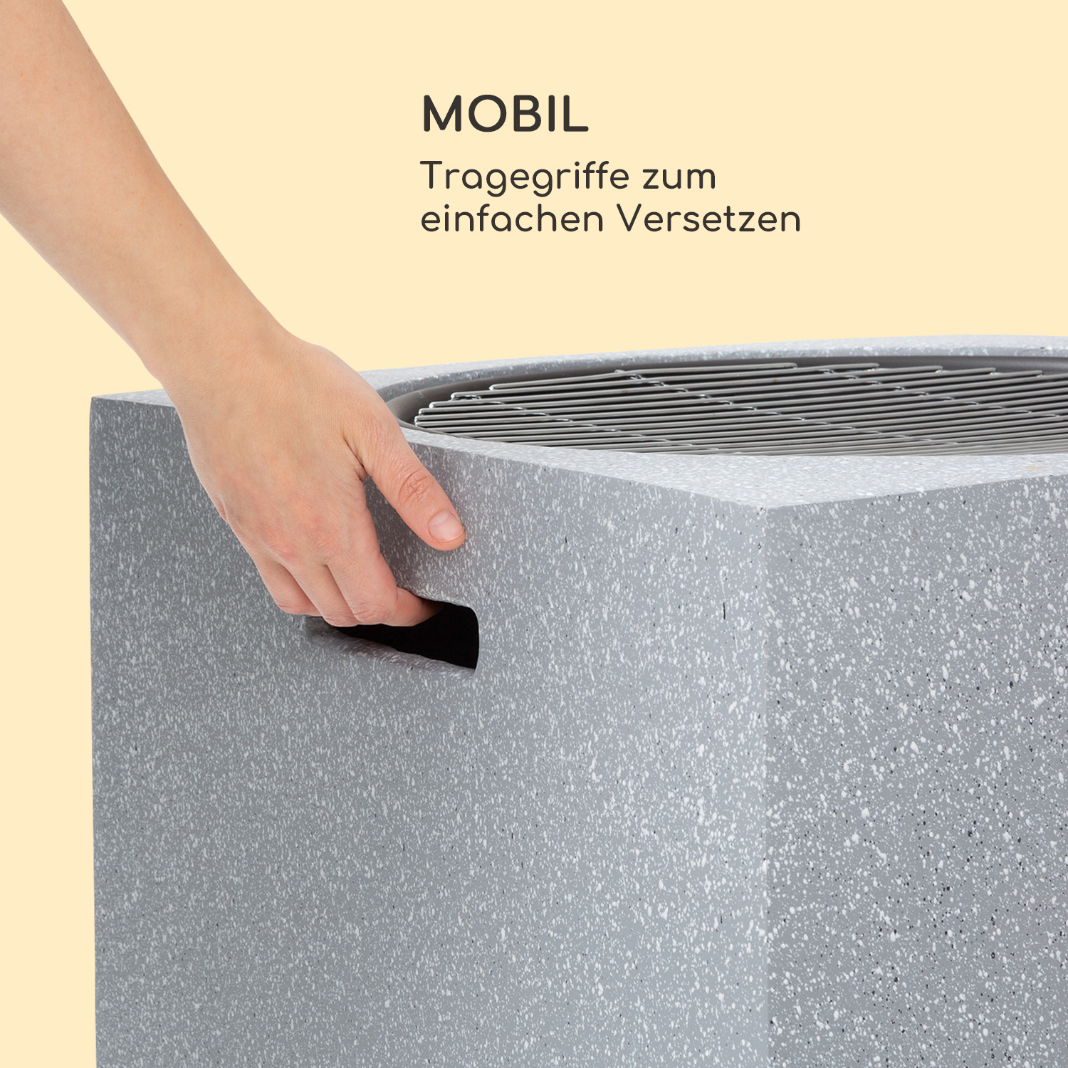 Die Hand einer Person hält einen Griff an einer grauen, strukturierten Box. Text besagt, dass es für eine einfache Verlagerung ist.