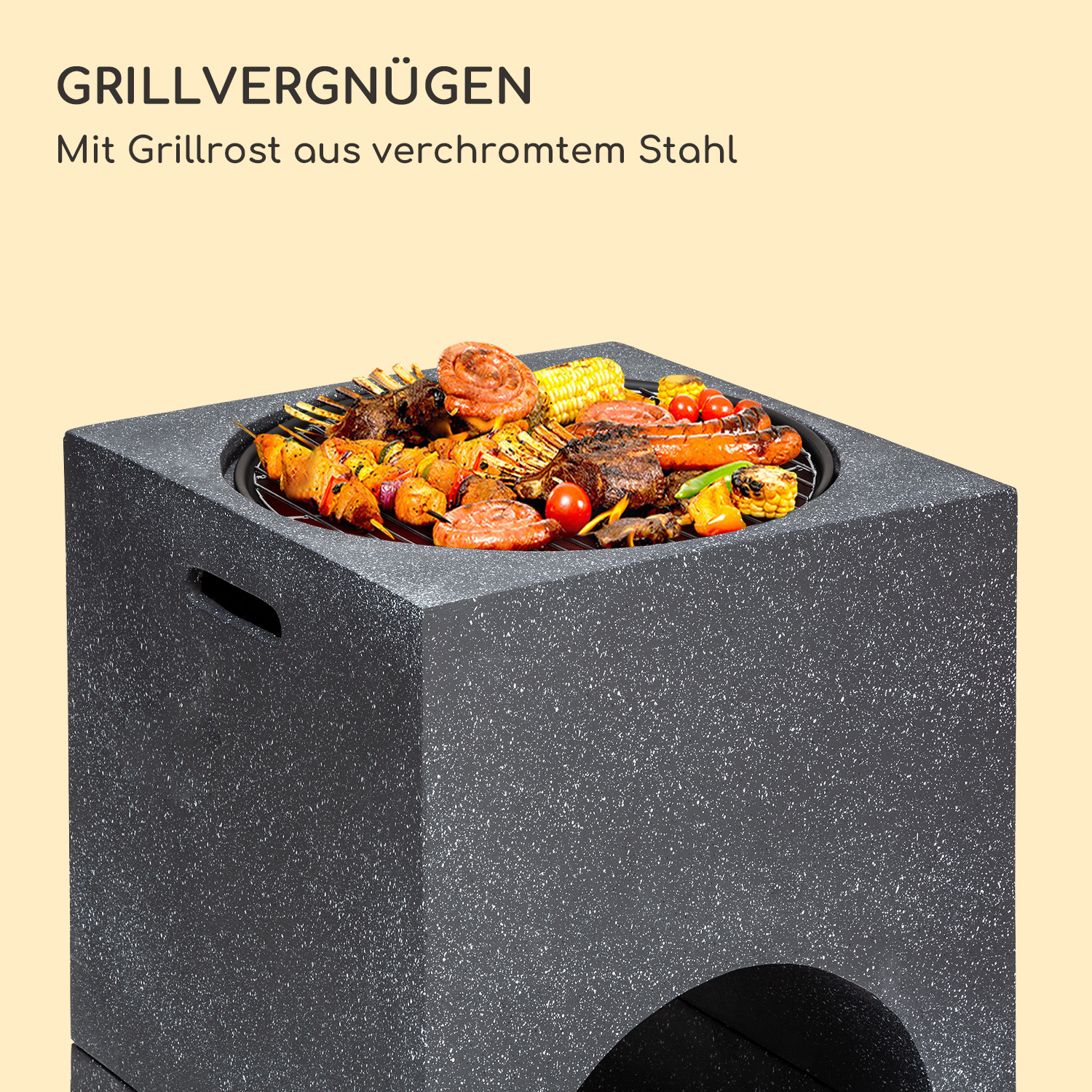 Ein quadratischer grauer Grill mit Essen darauf. Das Essen umfasst Gemüse und Fleisch, auf beigem Hintergrund.