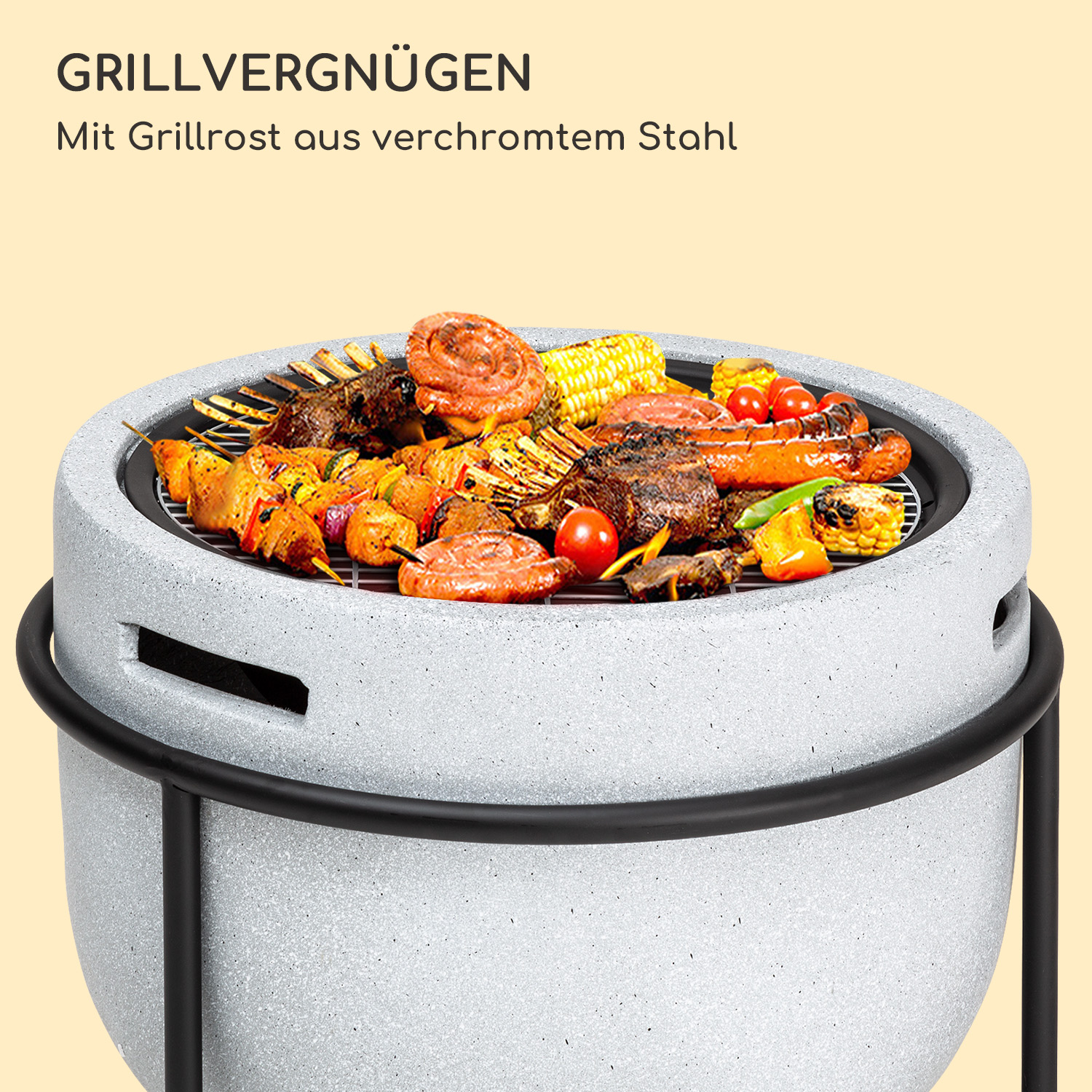 Ein runder Grill mit Essen, platziert in einem steinernen Sockel. Der Grill hat einen schwarzen Metallständer.